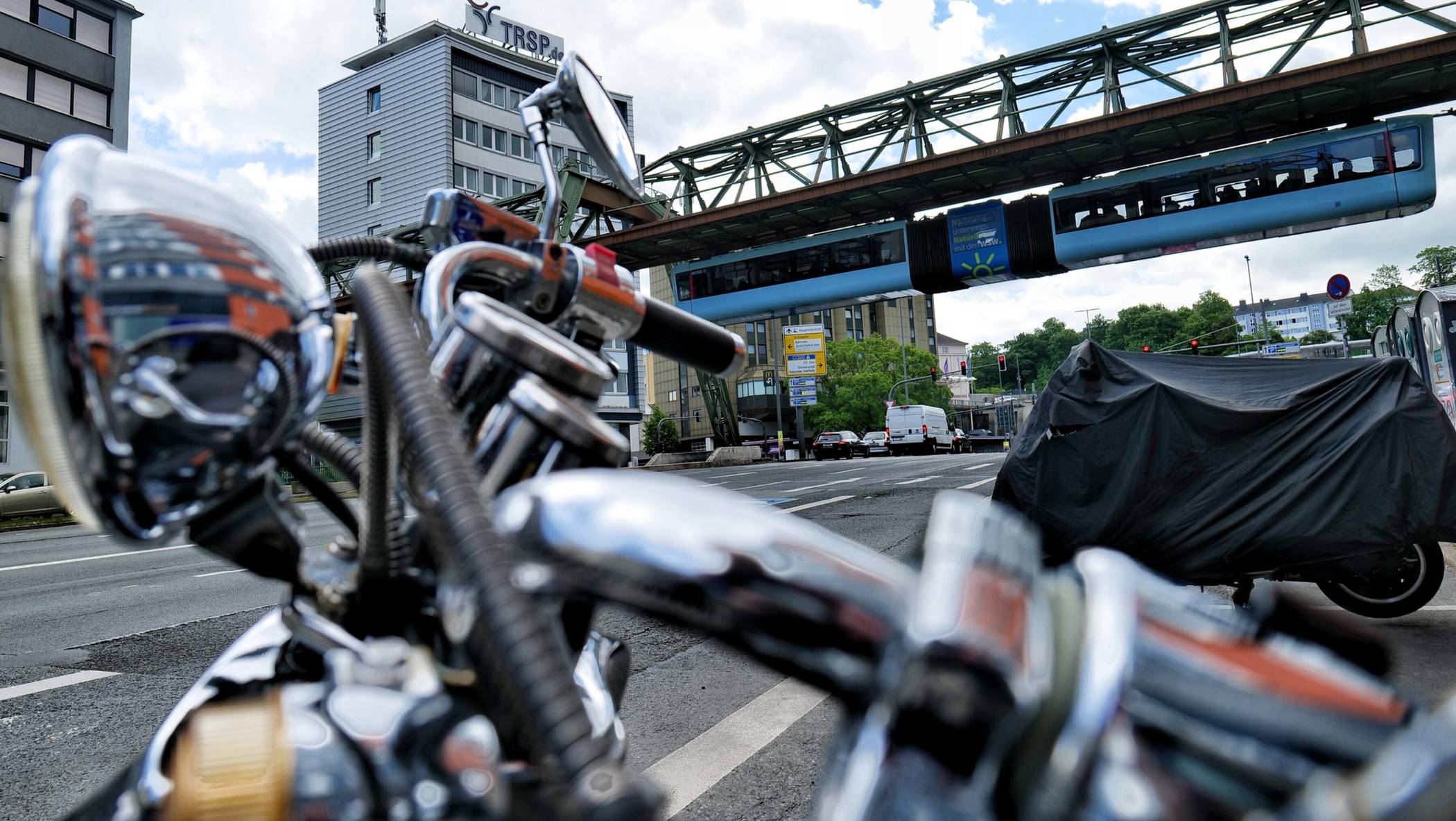  Mehrere Fahrzeuge auf und über der B7. 