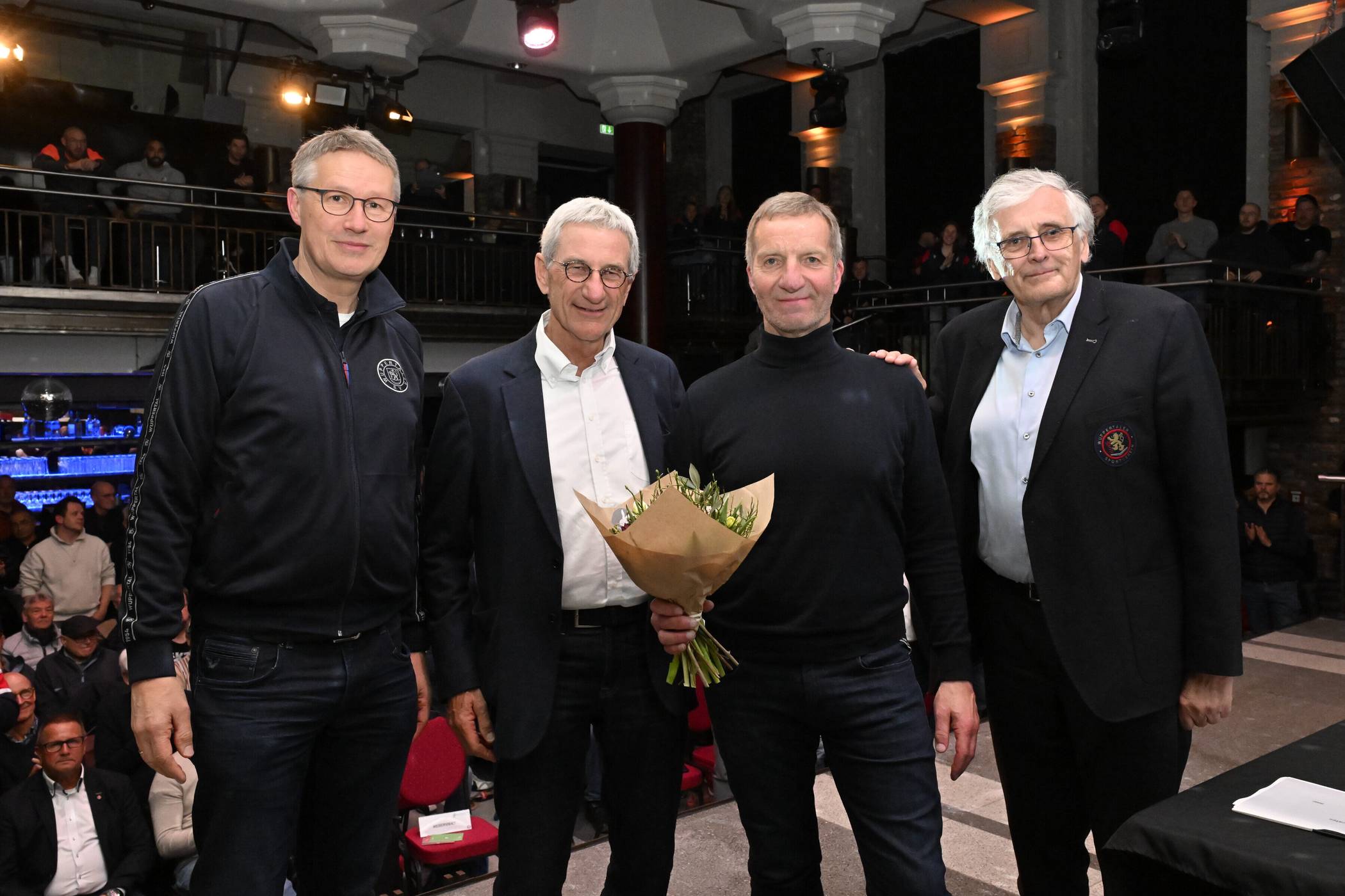 Die Vorstandsmitglieder Ludger Kineke (li.) und Dr. Jochen Leonhardt (re.) verabschiedeten auf der Mitgliederversammlung den bisherigen Verwaltungsratsvorsitzenden Dr. Jürgen Hoß (2.v.li.) und den zurückgetretenen Sportvorstand Thomas Richter. 