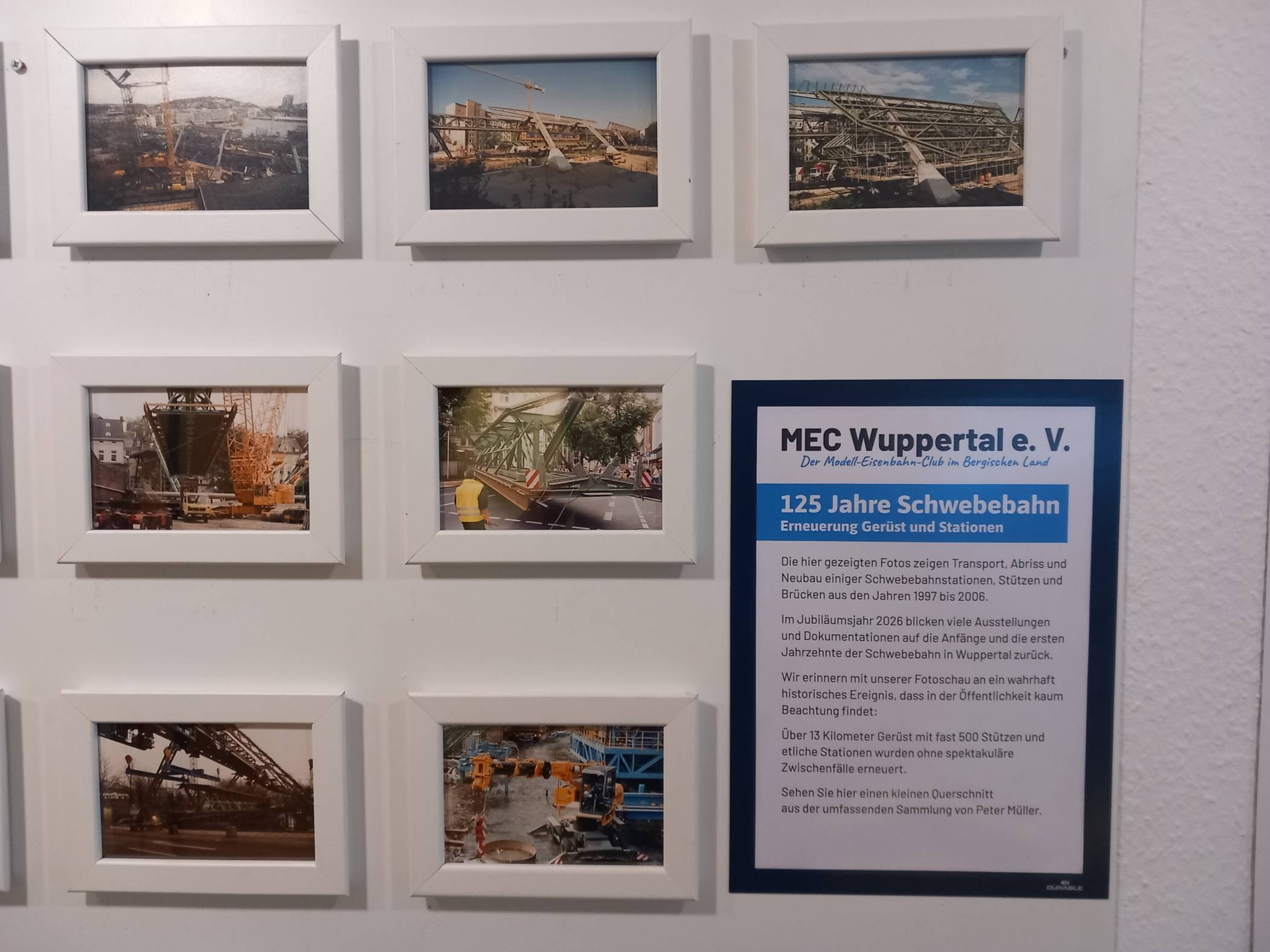  Blick auf die Ausstellung zur Schwebebahn. 