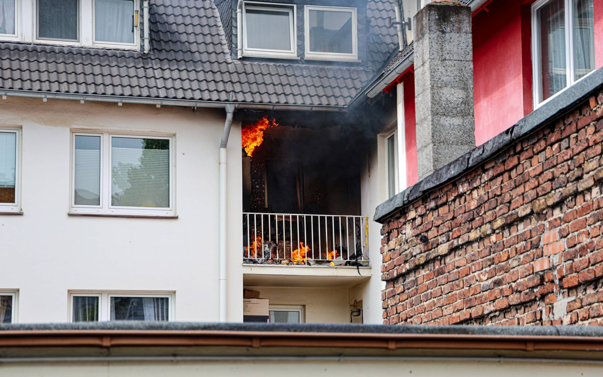 Feuerwehr löscht Brand auf Balkon in Oberbarmen