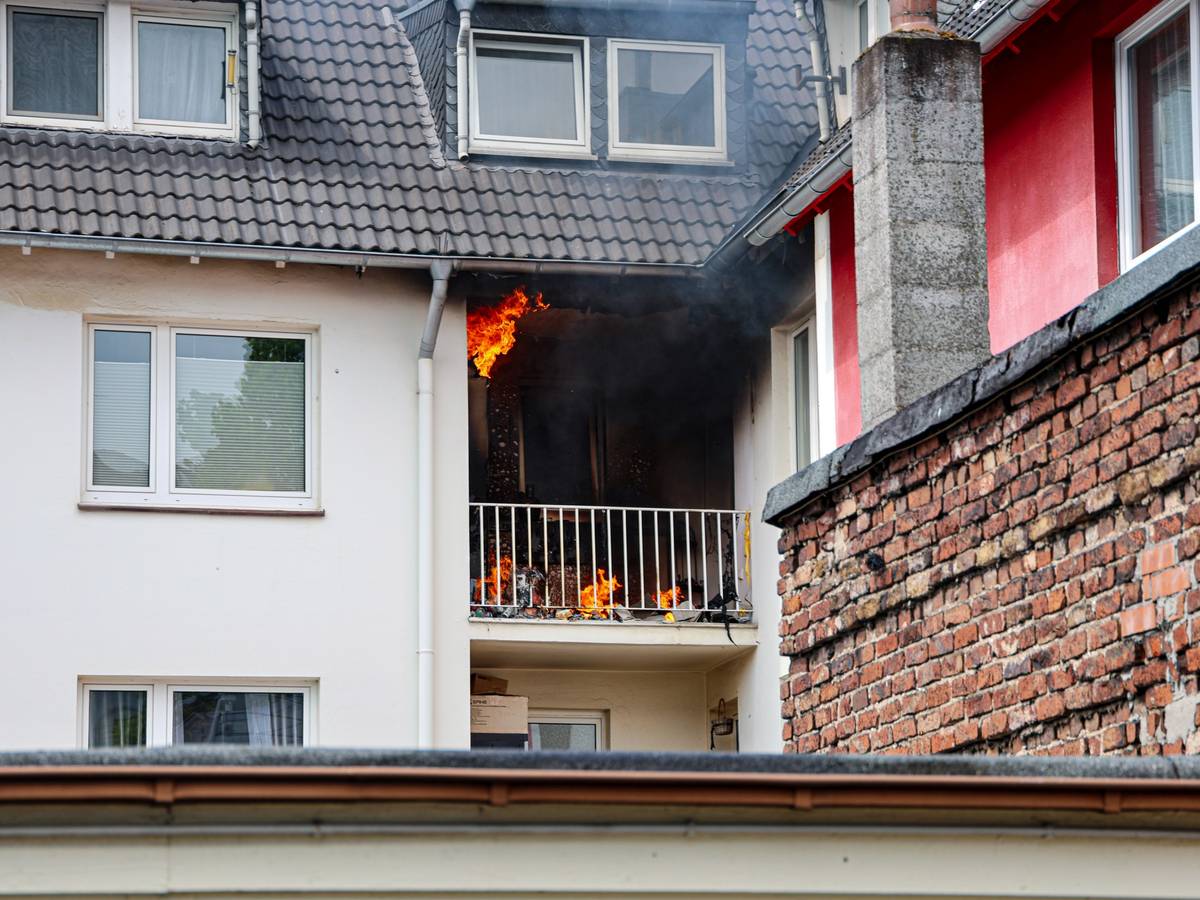 Feuerwehr löscht Brand auf Balkon in Oberbarmen