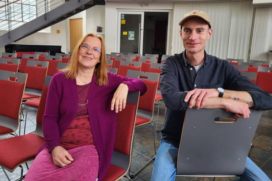  Freuen sich auf den Aktionstag: Jula Heckel-Korsten (Leiterin der Telefonseelsorge) und Fotograf Kevin Bertelt. 