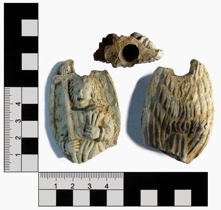 Historische Funde aus Elberfeld: Tonfiguren aus weißem Pfeifenton, auch „Kruseler-Püppchen“ genannt.