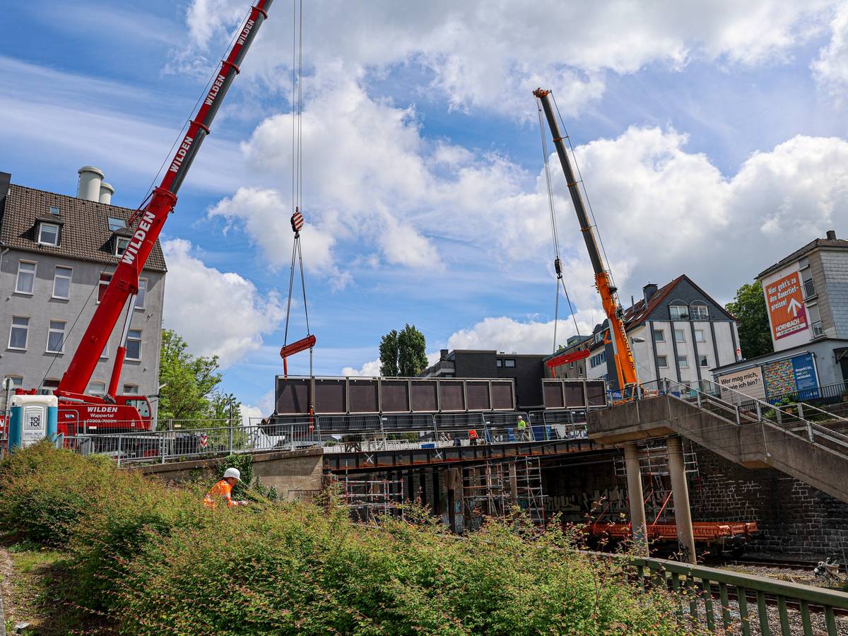 Brücke Fischertal: Stahlkontruktion eingehoben