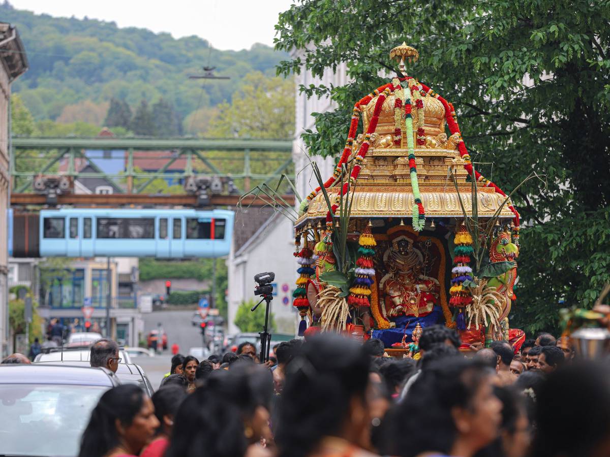 Hinduistisches Tempelfest mit farbenfroher Prozession