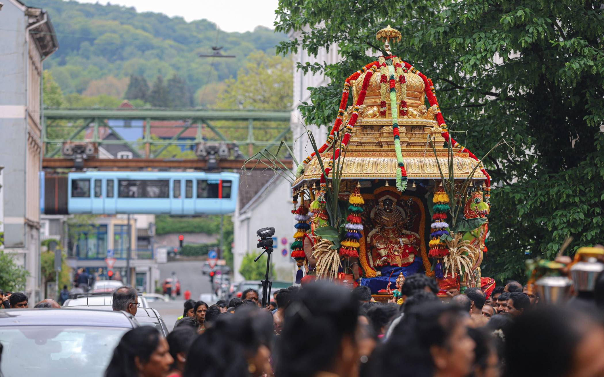 Hinduistisches Tempelfest mit farbenfroher Prozession