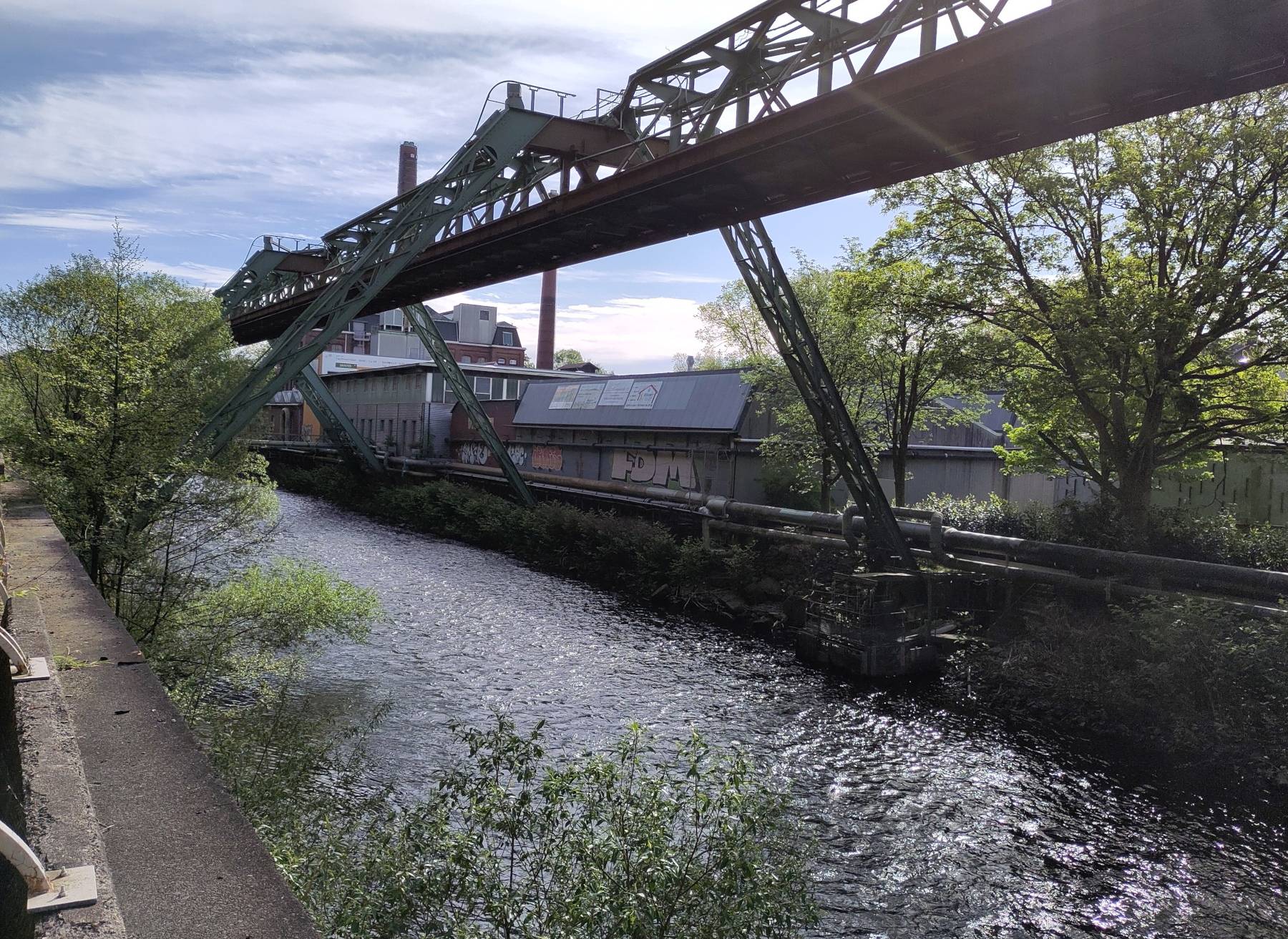Die Wupper wird auch am Hardtufer naturnaher