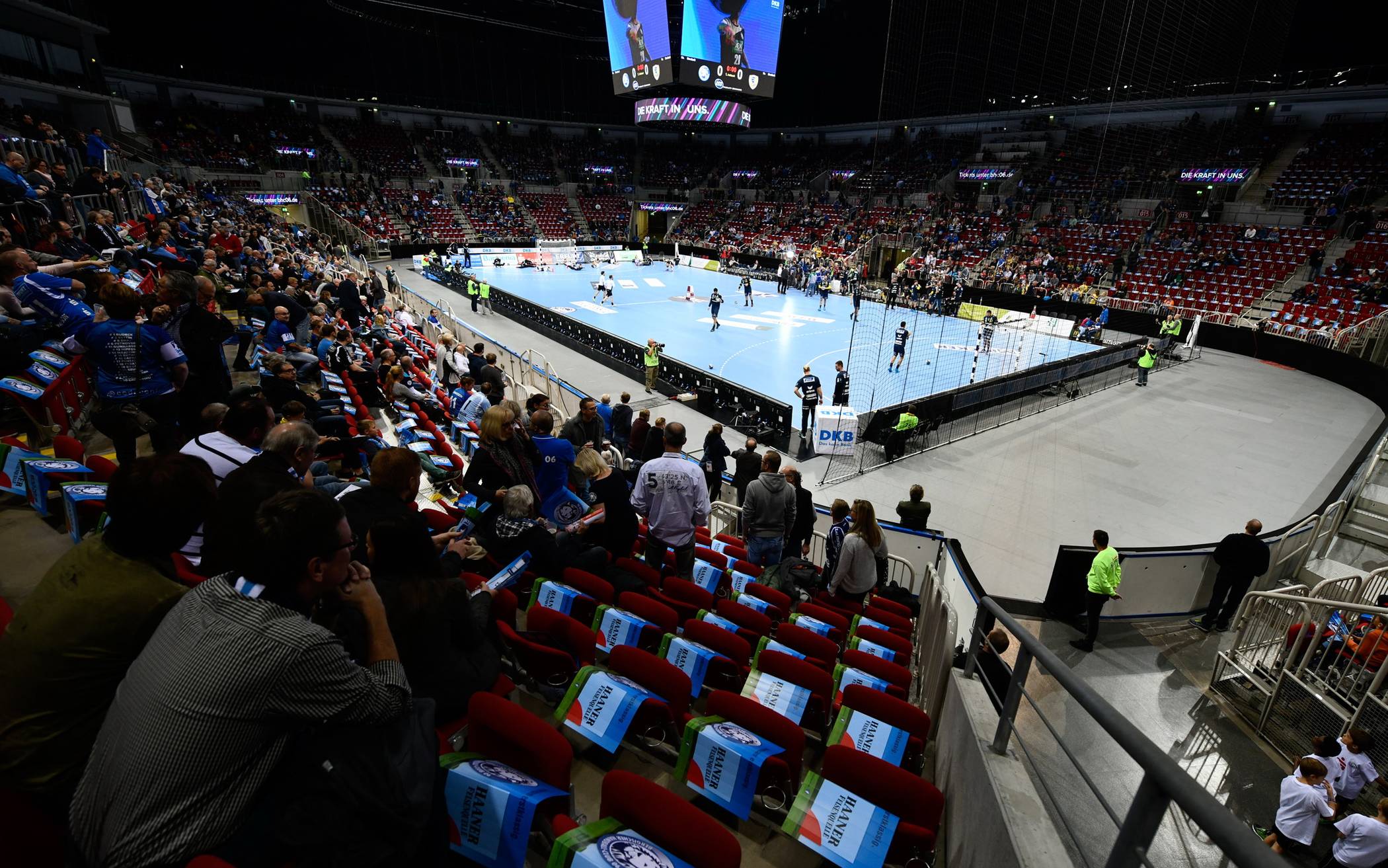 Bergischer HC gegen den THW Kiel vor vollem Haus