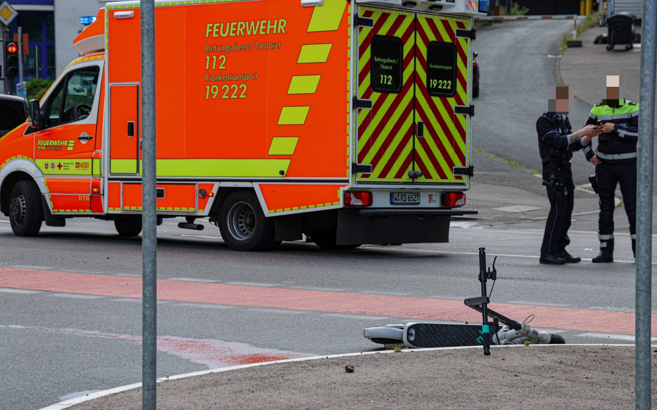 E-Scooter-Fahrer von Auto erfasst