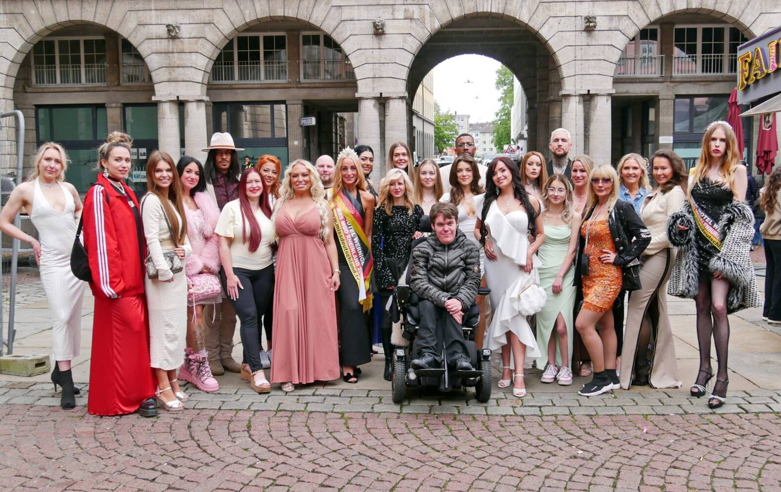 In der Mitte zwischen Kandidaten und Jury, mit Schärpe: Nici Hernandez, die das Event dieses Jahr zum vierten Mal durchgeführt hat. 