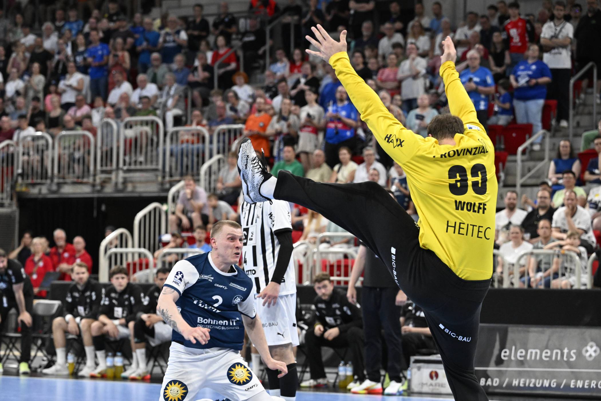  Noah Beyer gegen Nationalkeeper Andreas Wolff. 