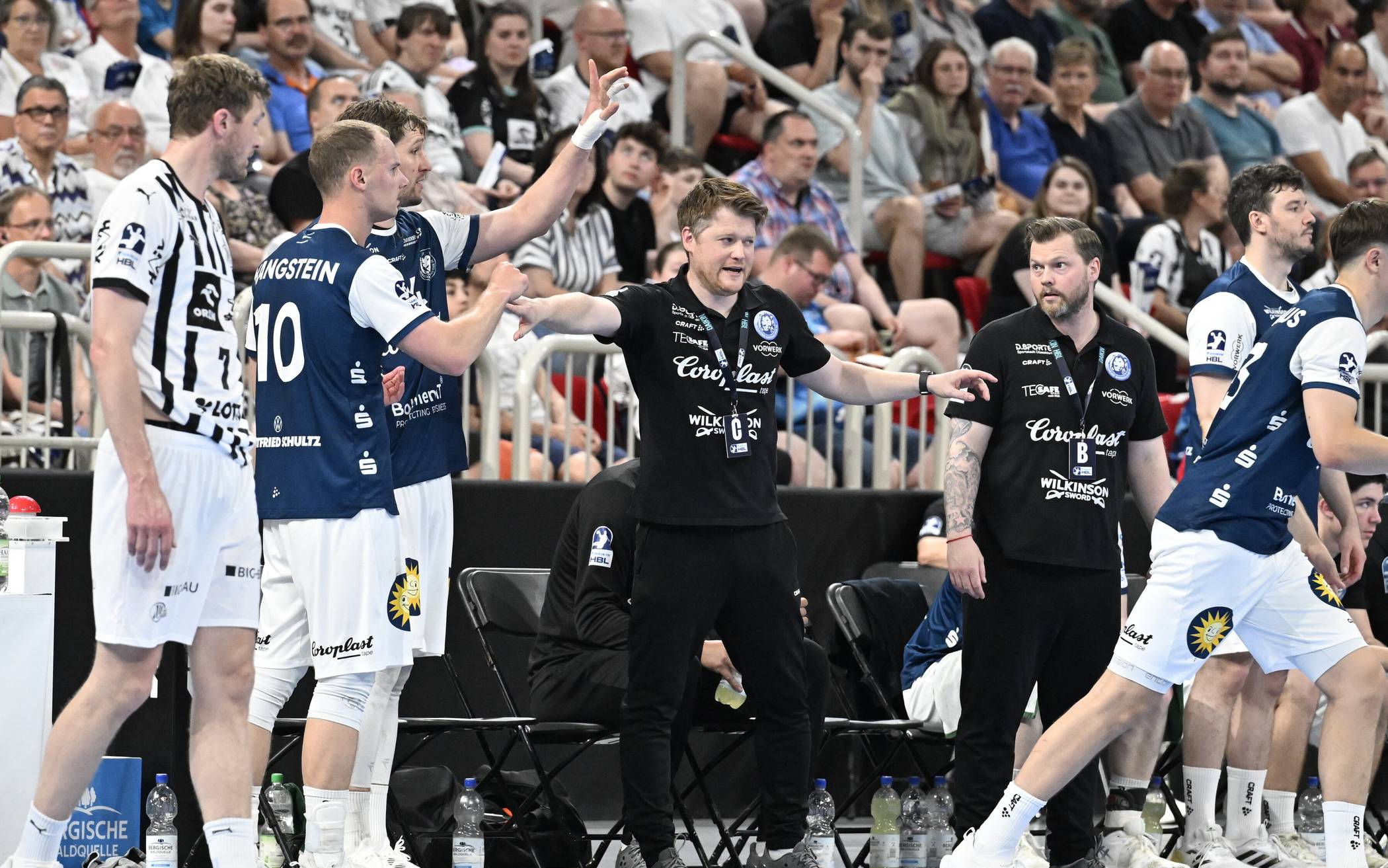 Die BHC-Trainer Markus Pütz (Mitte, li.)