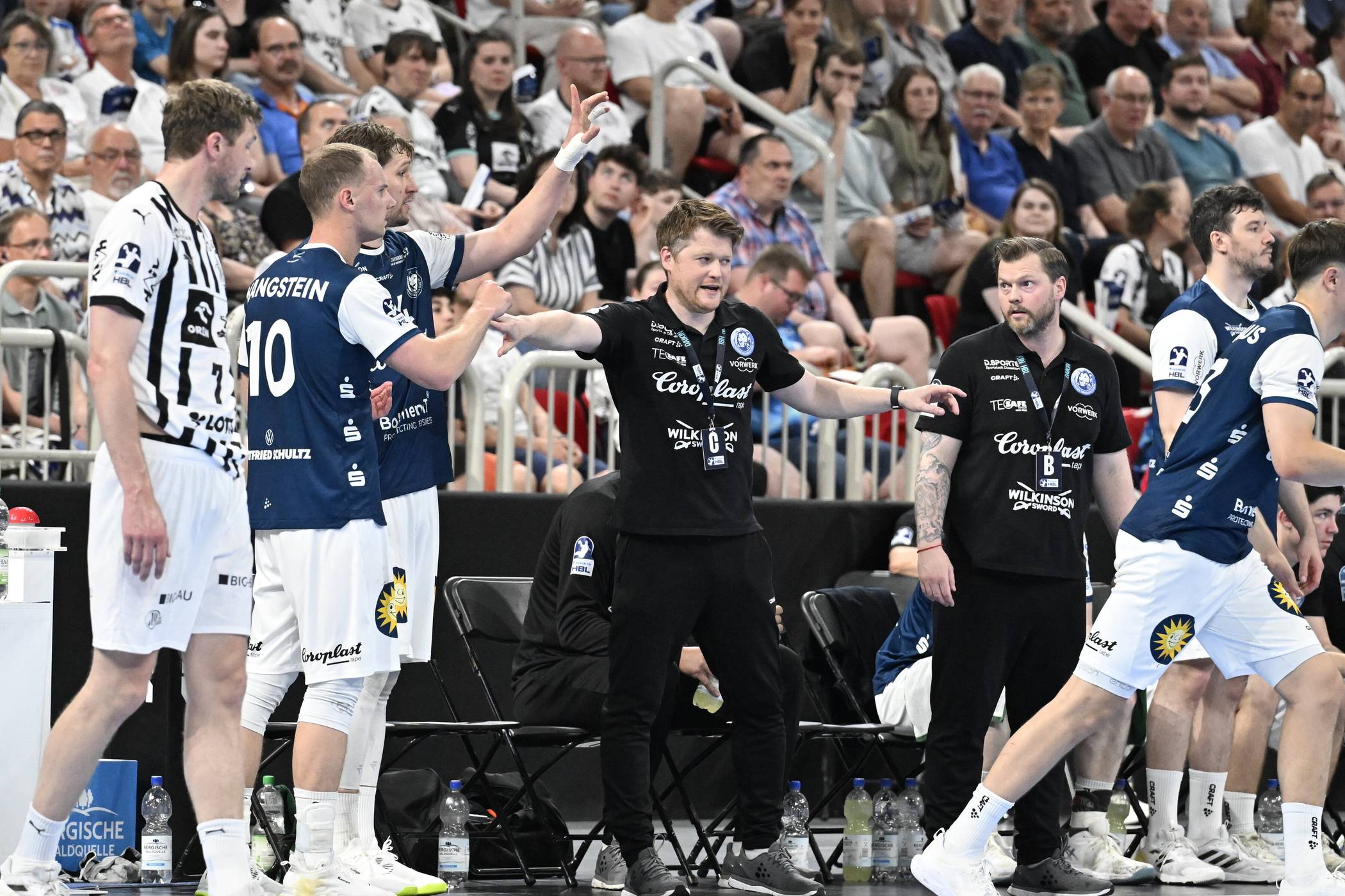 Die BHC-Trainer Markus Pütz (Mitte, li.) und Arnor Gunnarsson.