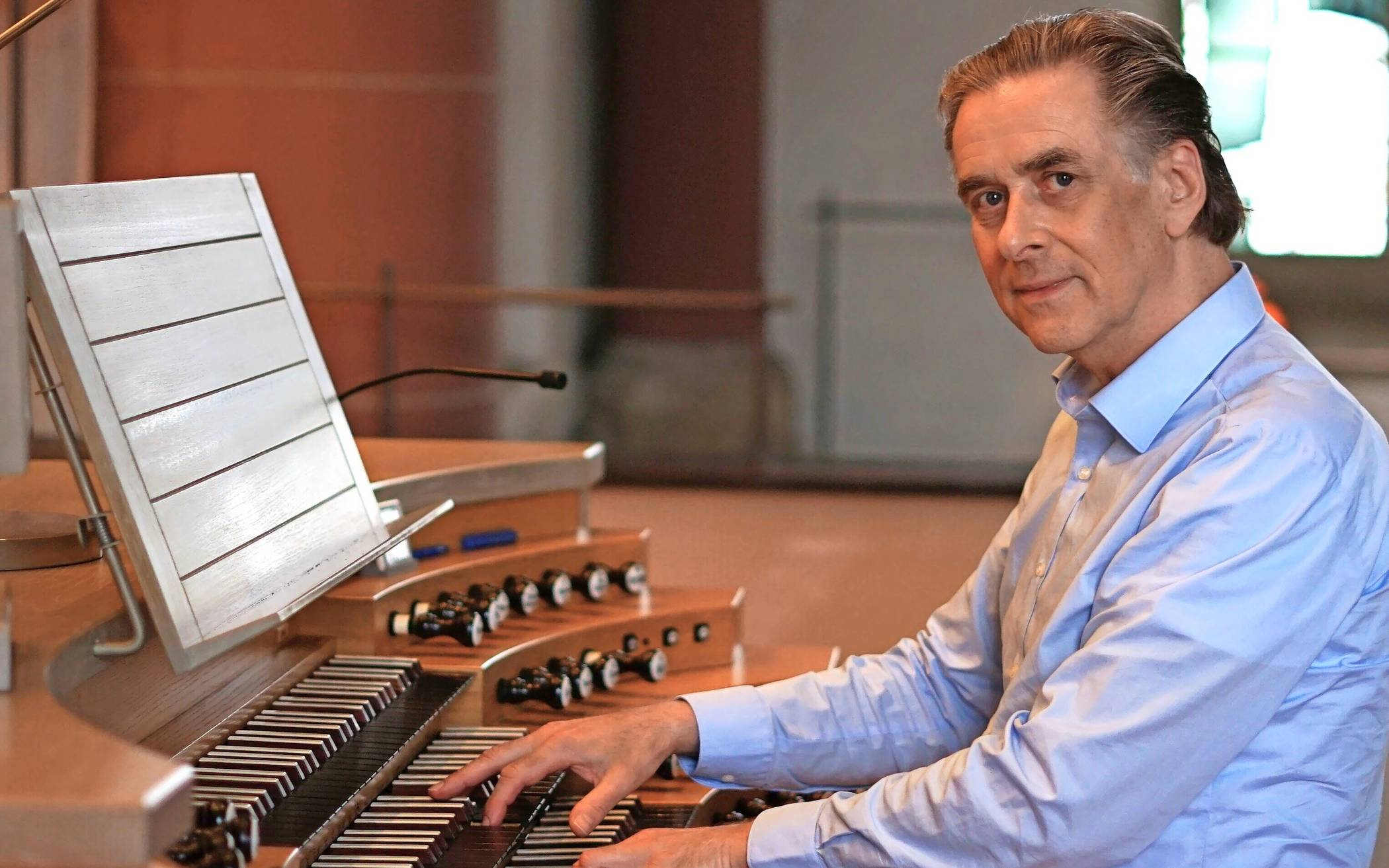 Der Organist Ben van Oosten.