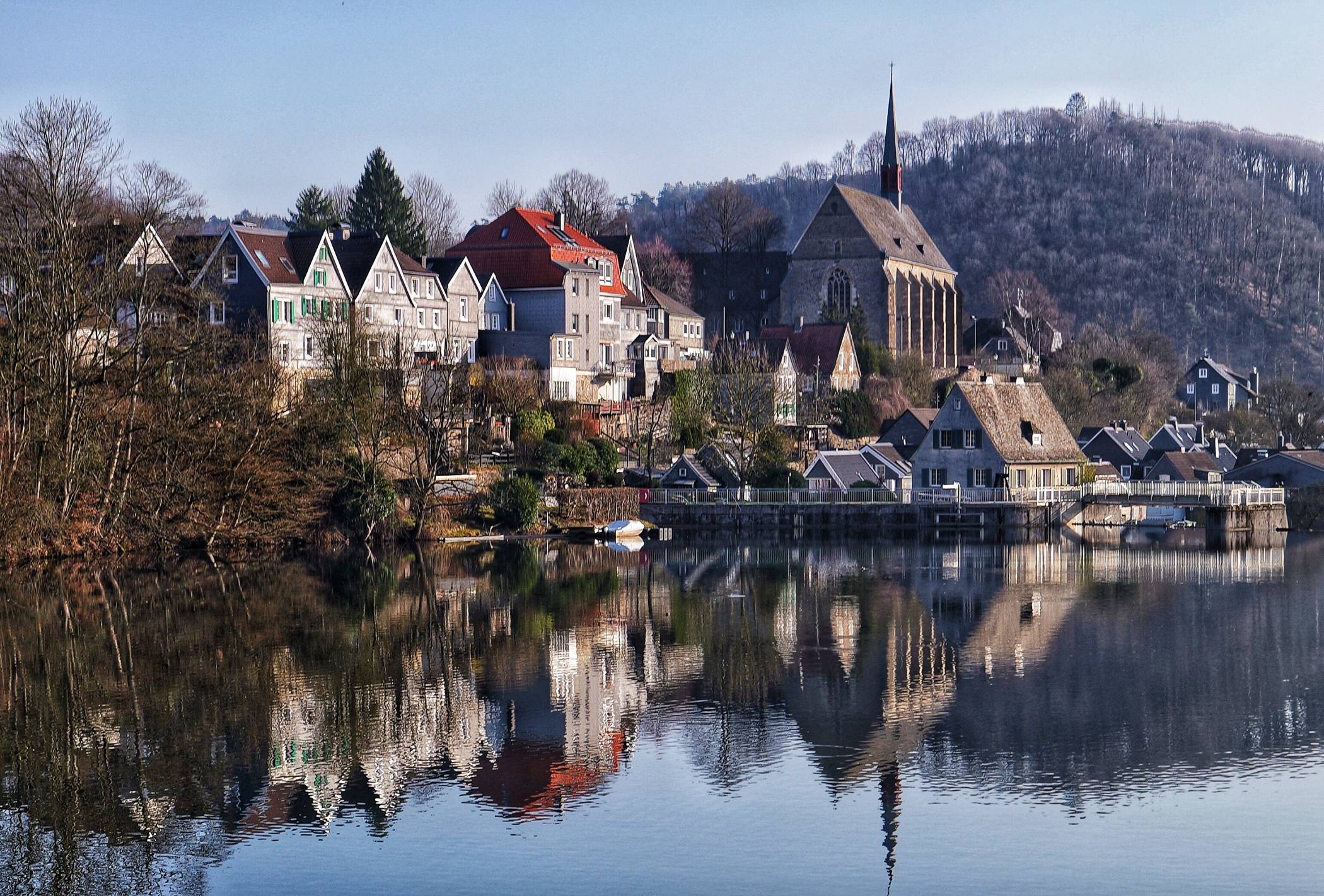 Die Klosterkirche über dem Beyenburger Stausee.