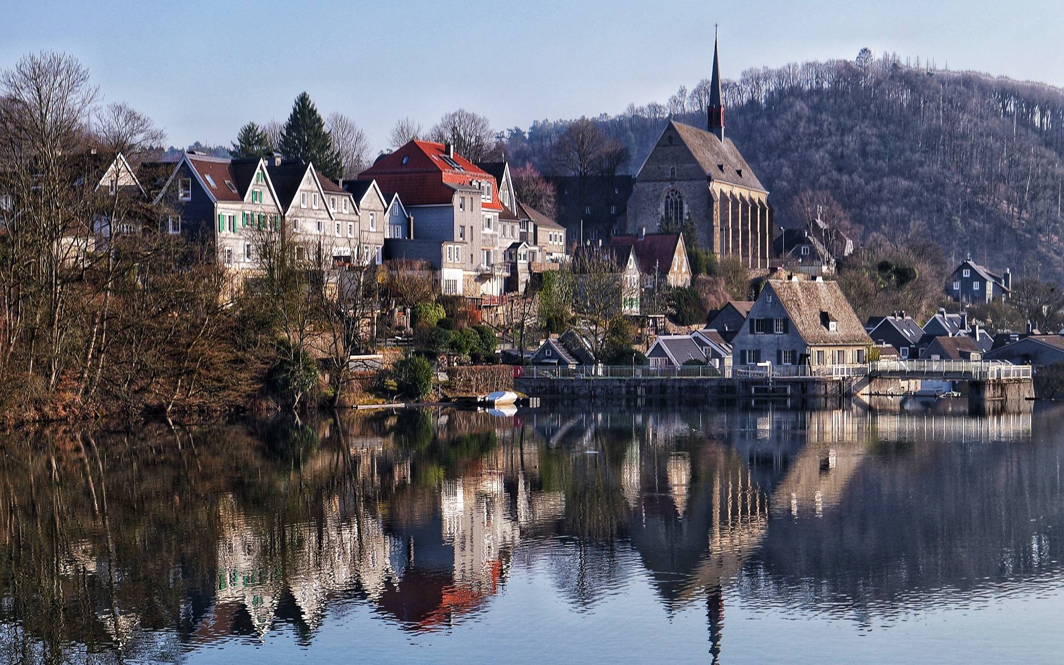 Die Klosterkirche über dem Beyenburger Stausee.