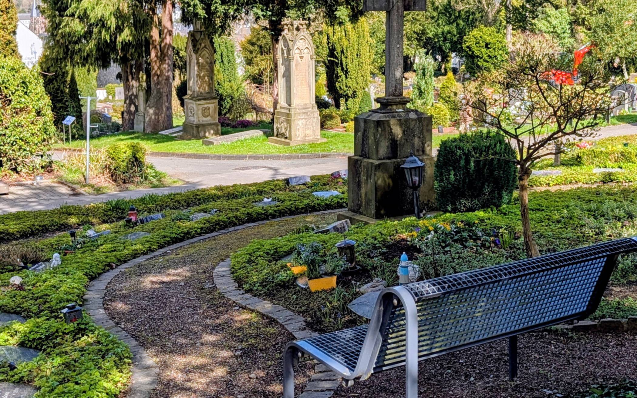 Bank auf einem Friedhof.