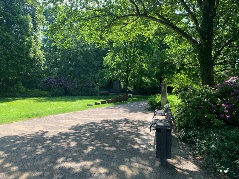  Blick in den Park. 