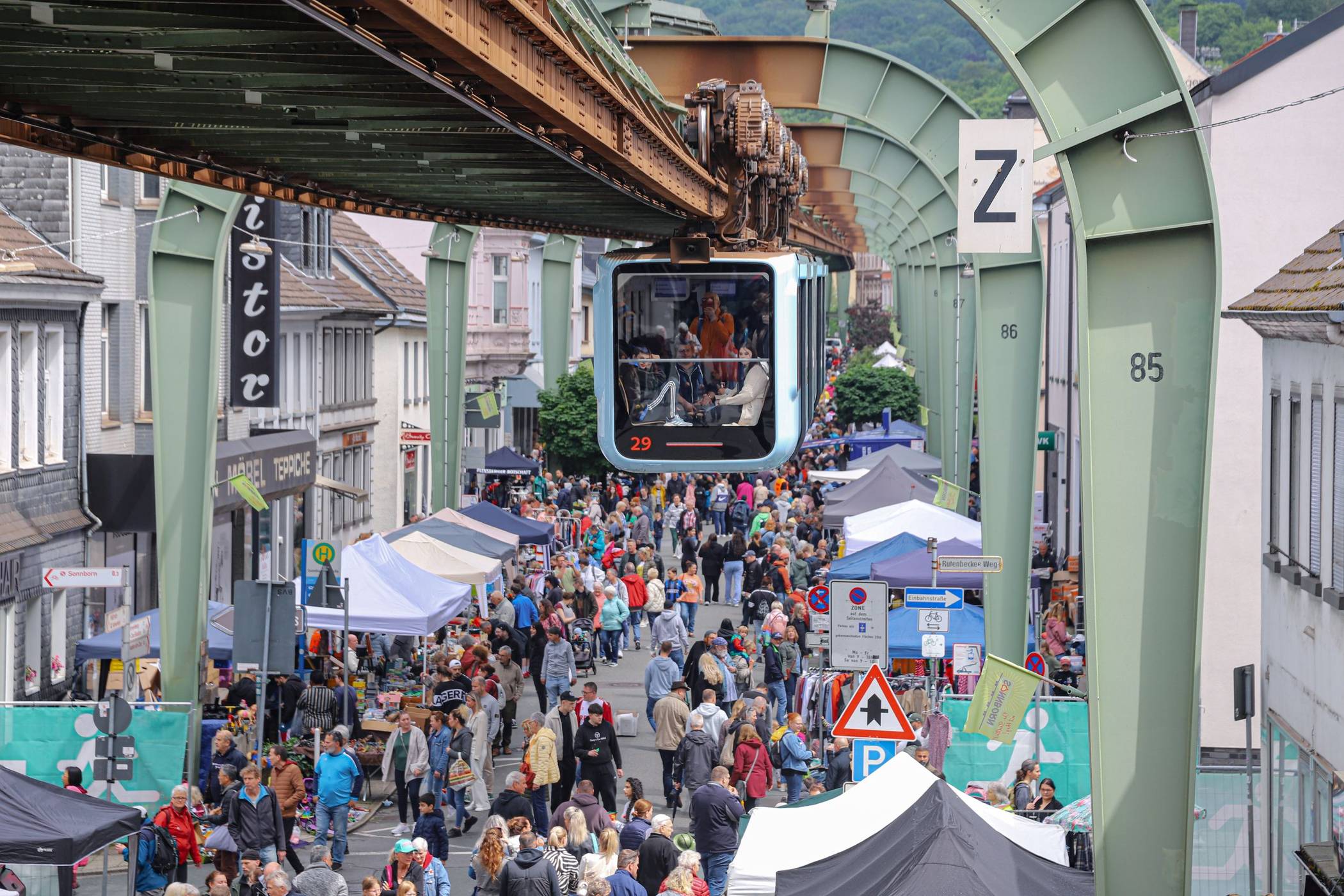 Es wird wieder getrödelt unter der Schwebebahn.  