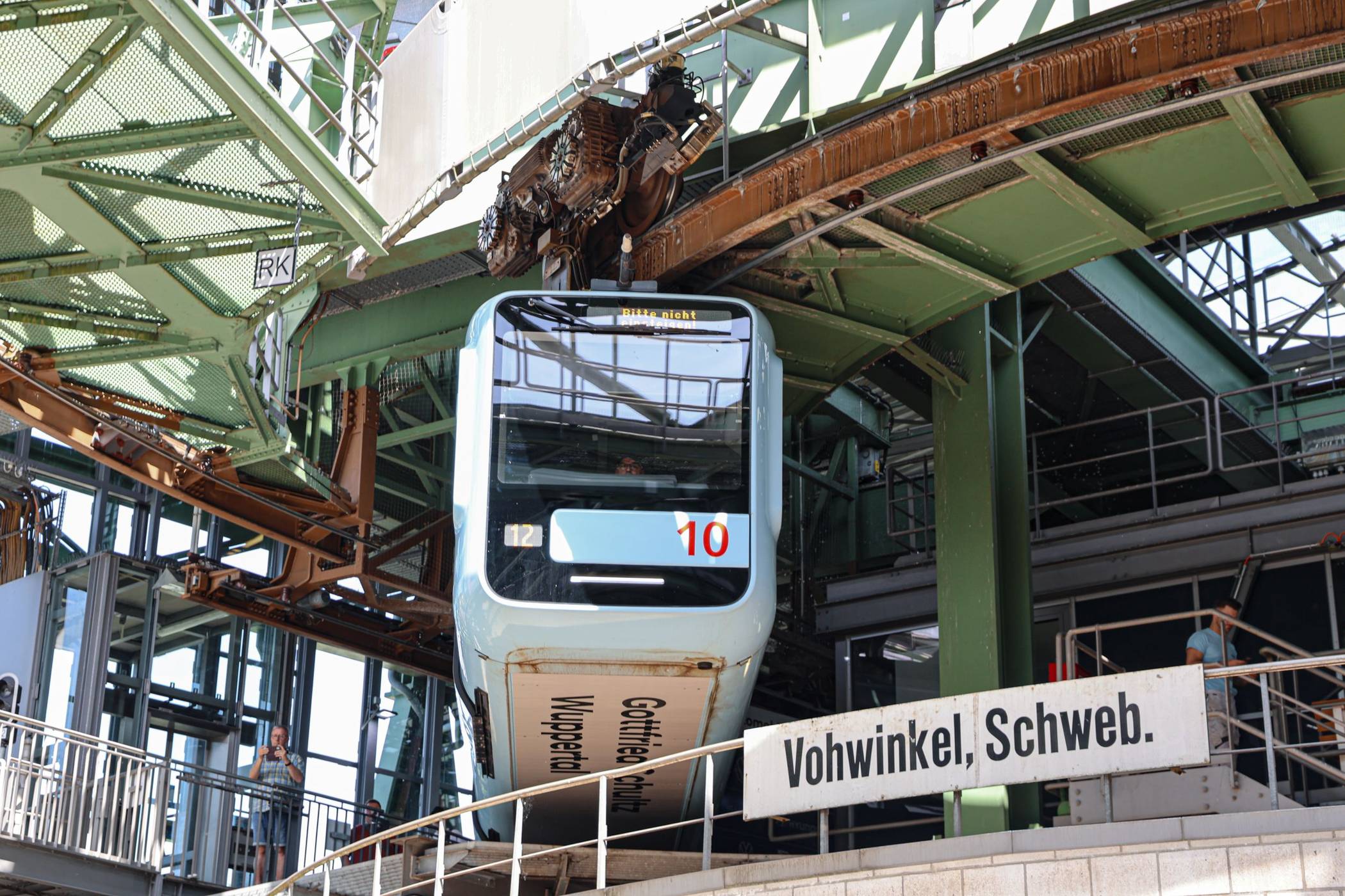  Die Schwebebahn in Vohwinkel. 
