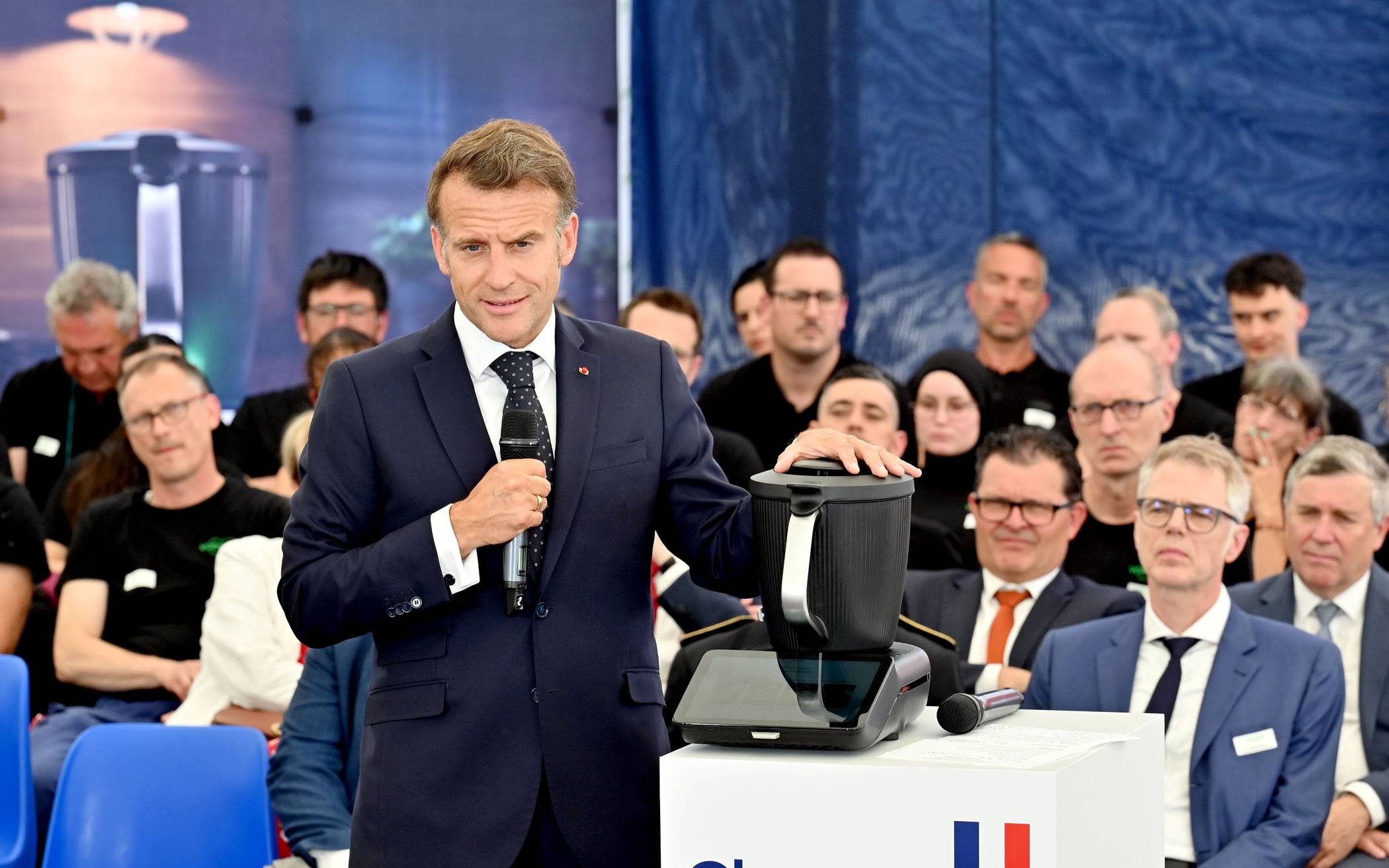 Präsident Emmanuel Macron mit dem zweimillionsten