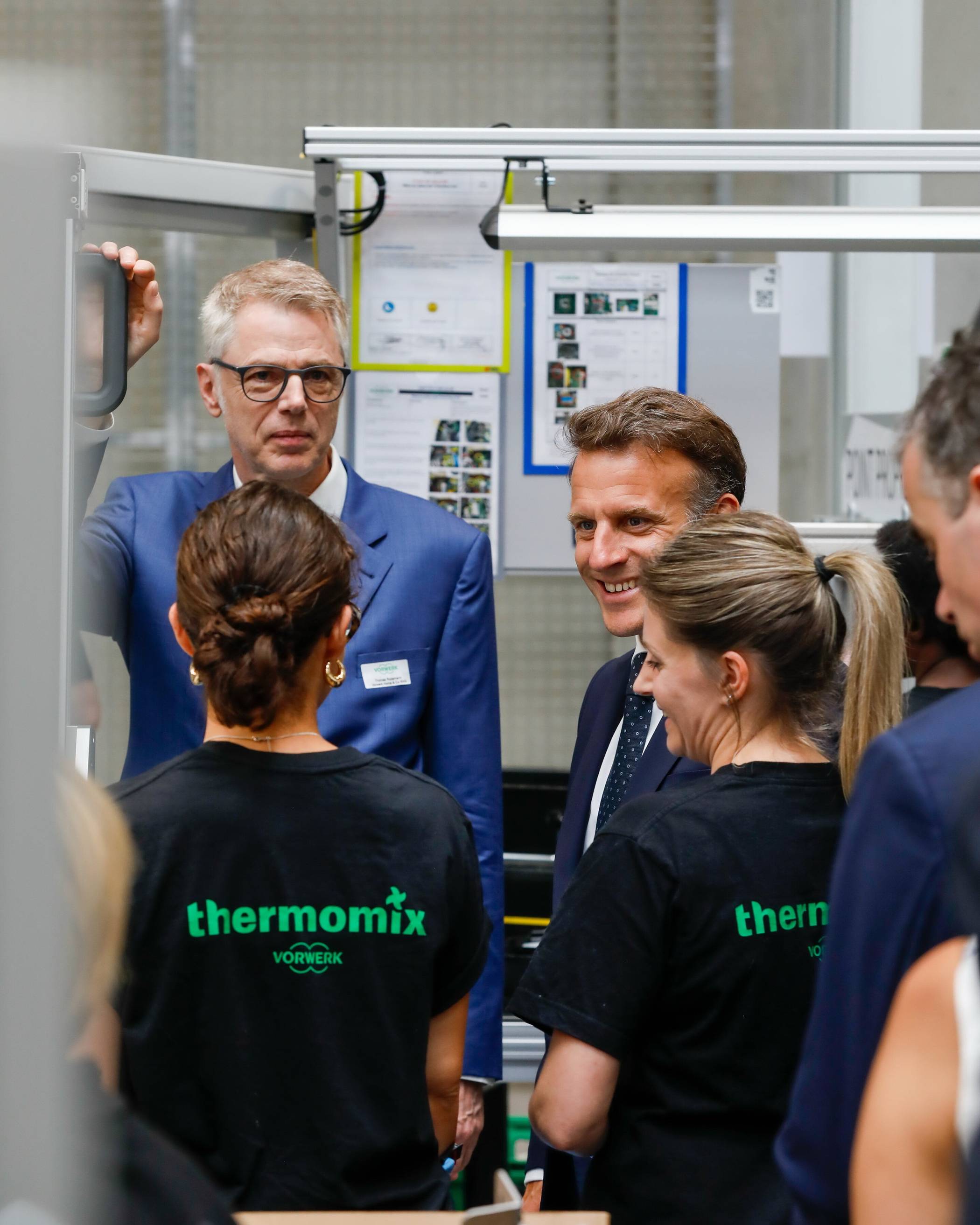  Präsident Emmanuel Macron während der Führung durch Vorwerk COO Dr. Thomas Rodemann. 