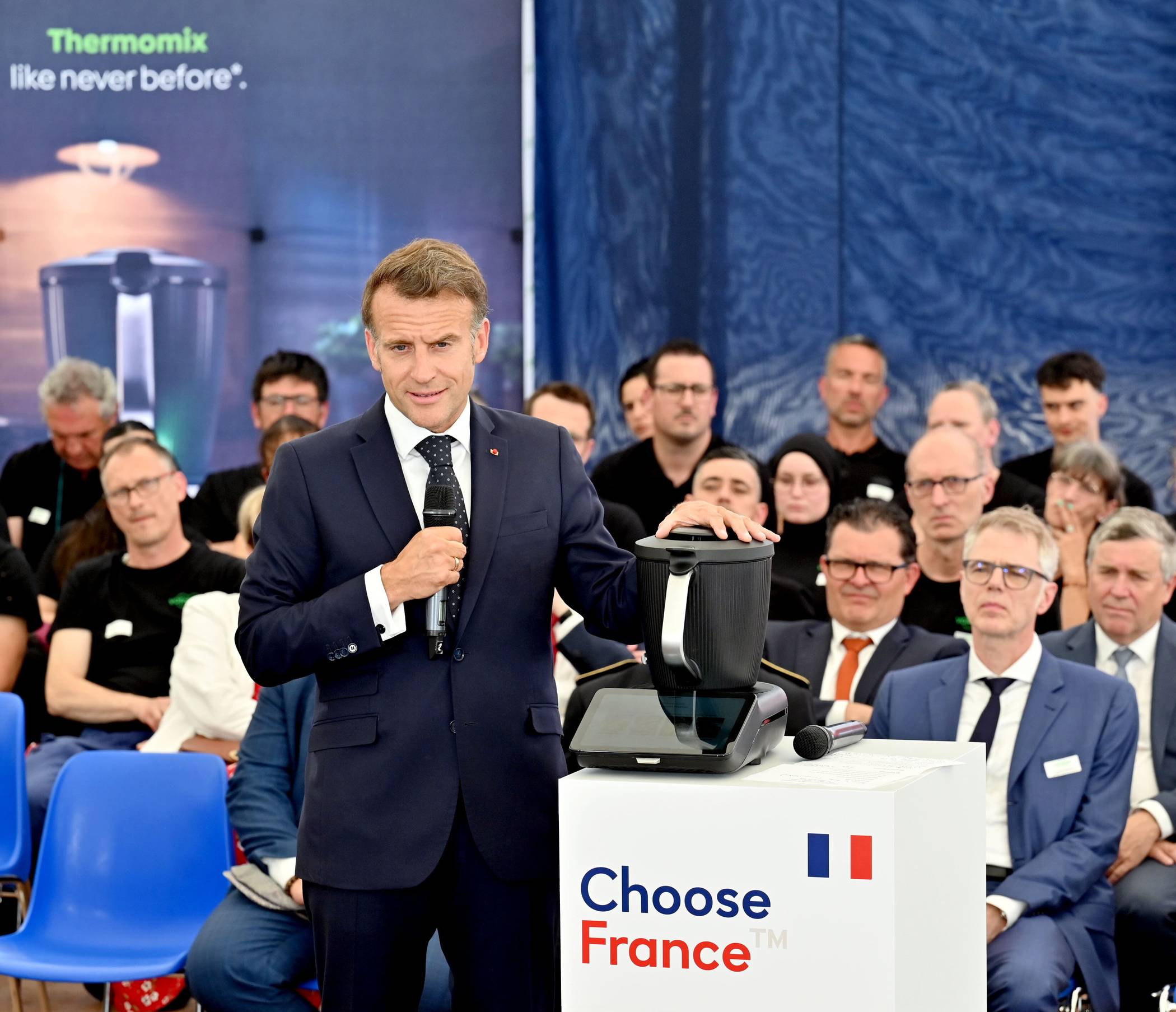  Präsident Emmanuel Macron mit dem zweimillionsten Thermomix. 
