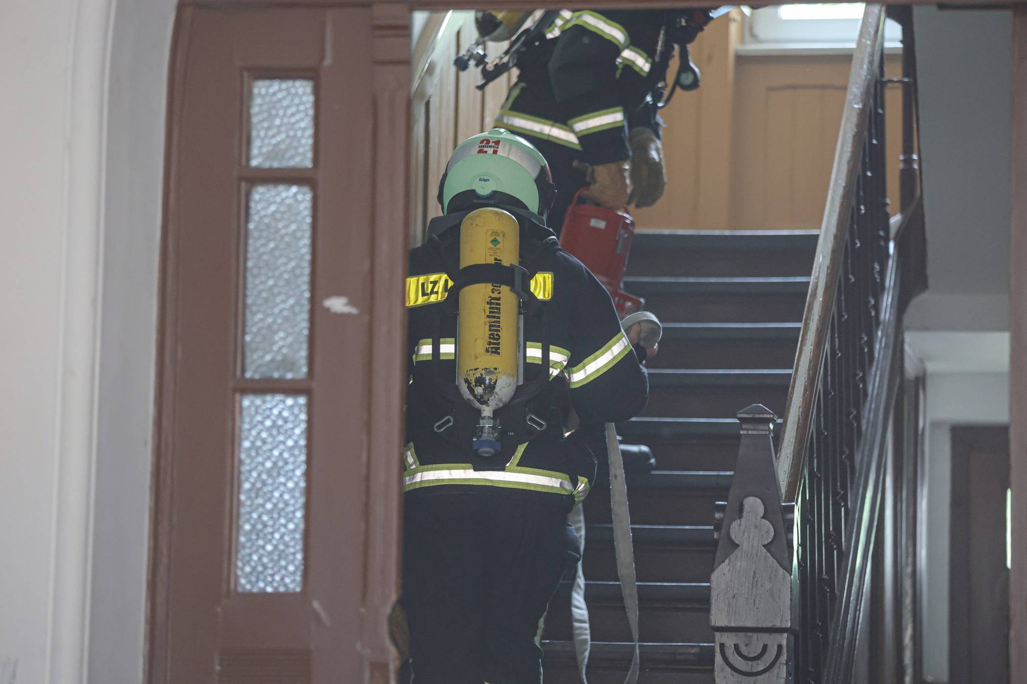  Unter Atemschutz betraten die Feuerwehrleute das Treppenhaus. 