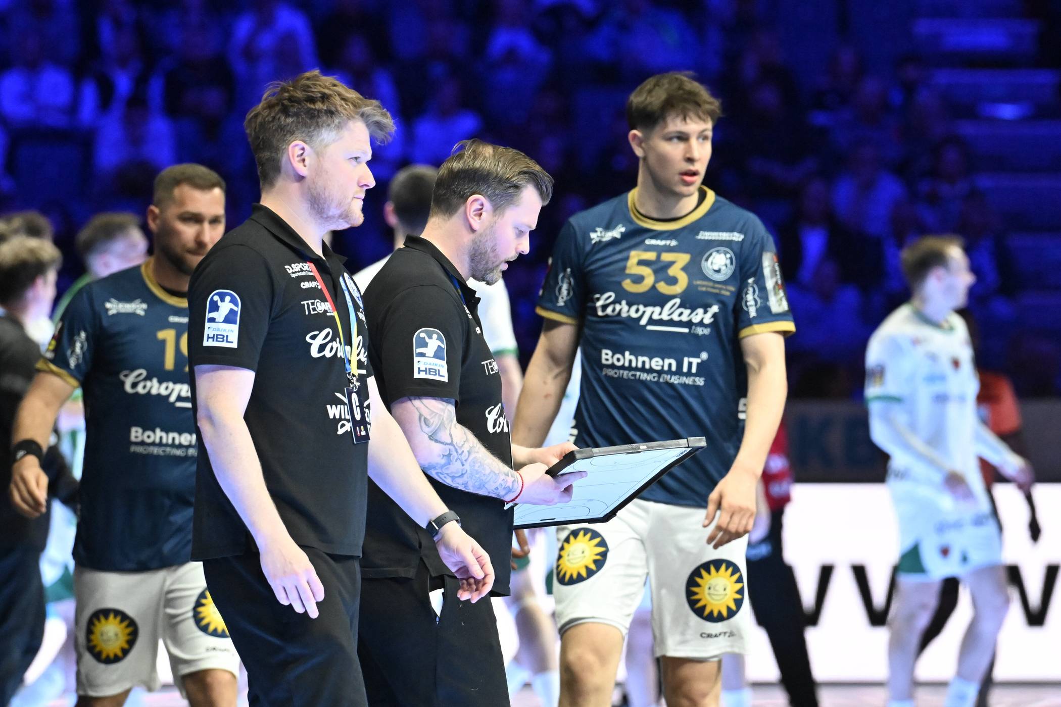  Die Trainer Markus Pütz (vorne li.) und Arnor Gunnarsson sind mit dem BHC auch in der kommenden Saison erstklassig. 