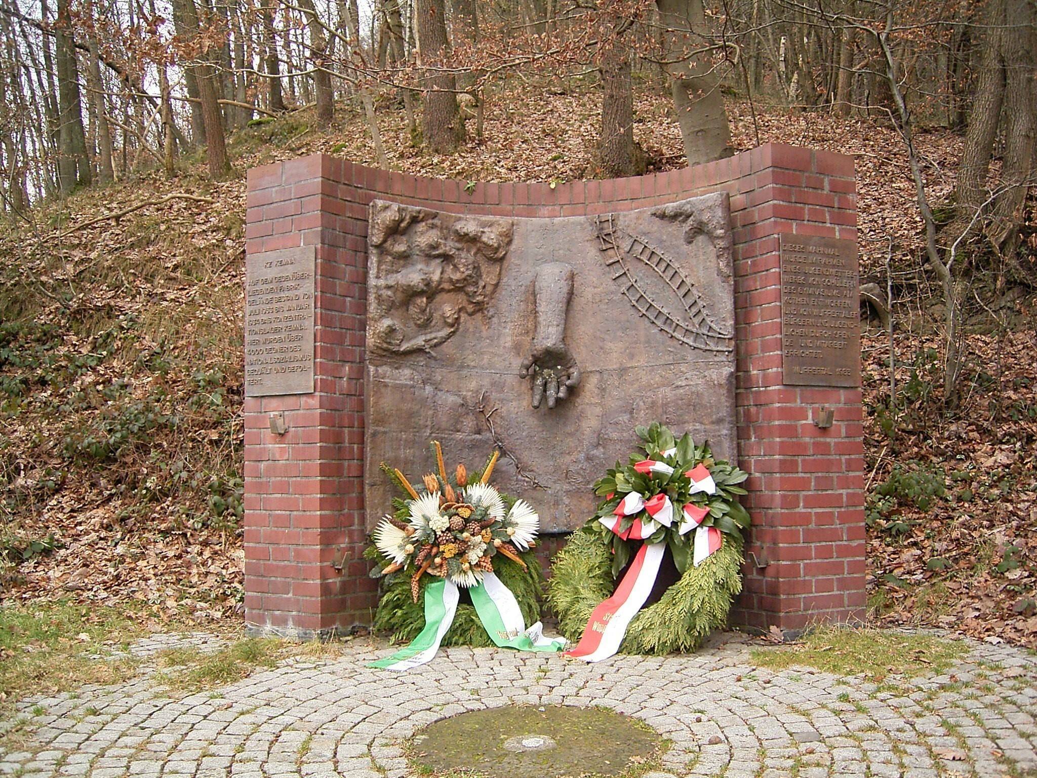  Der Gedenkort mit den (nun gestohlenen) Tafeln. 