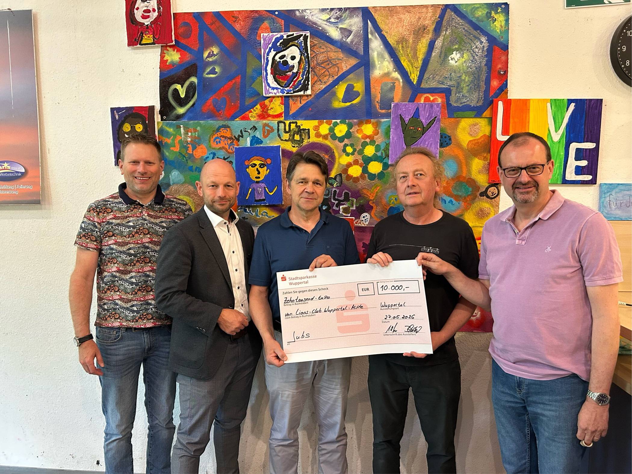  Von li.: Christian Hinkel, Michael Blankennagel, Josef Niedworok (alle Lions), Christian Heuer-Mühlhoff (Jub‘s) und Lions-Präsident Arnd Krüger. 