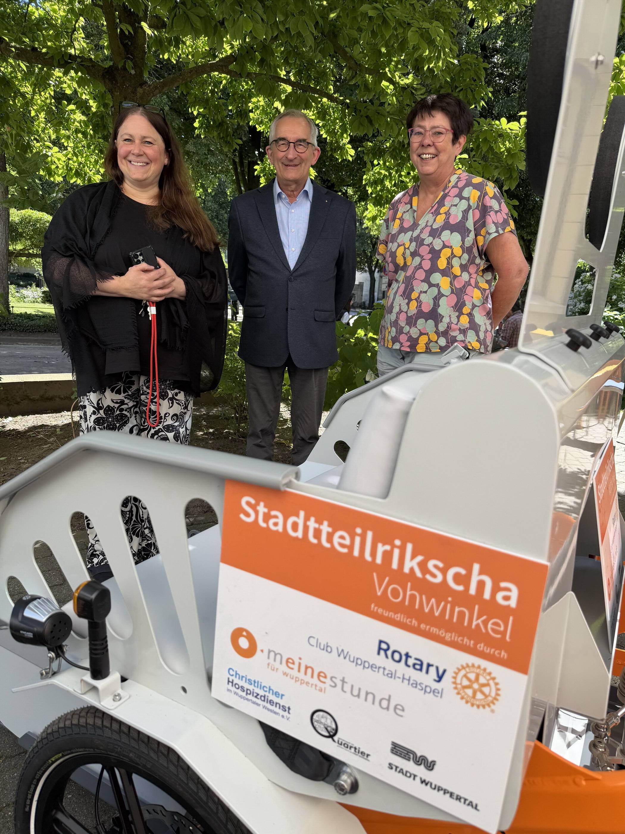  Von li.: Manuela Salem (Nachbarschaftsheim), Dr. Klaus Quinke (Rotary Club Wuppertal-Haspel) und Gabi Kamp (Nachbarschaftsheim).eim). 