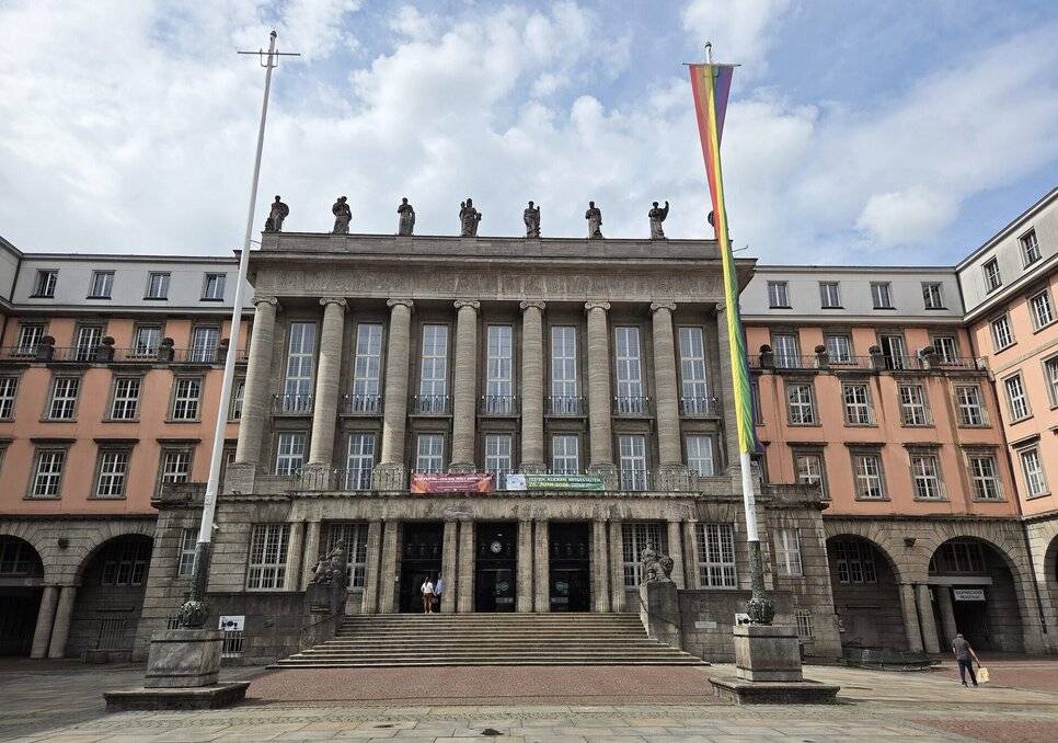  Die Flagge auf dem Johannes-Rau-Platz. 