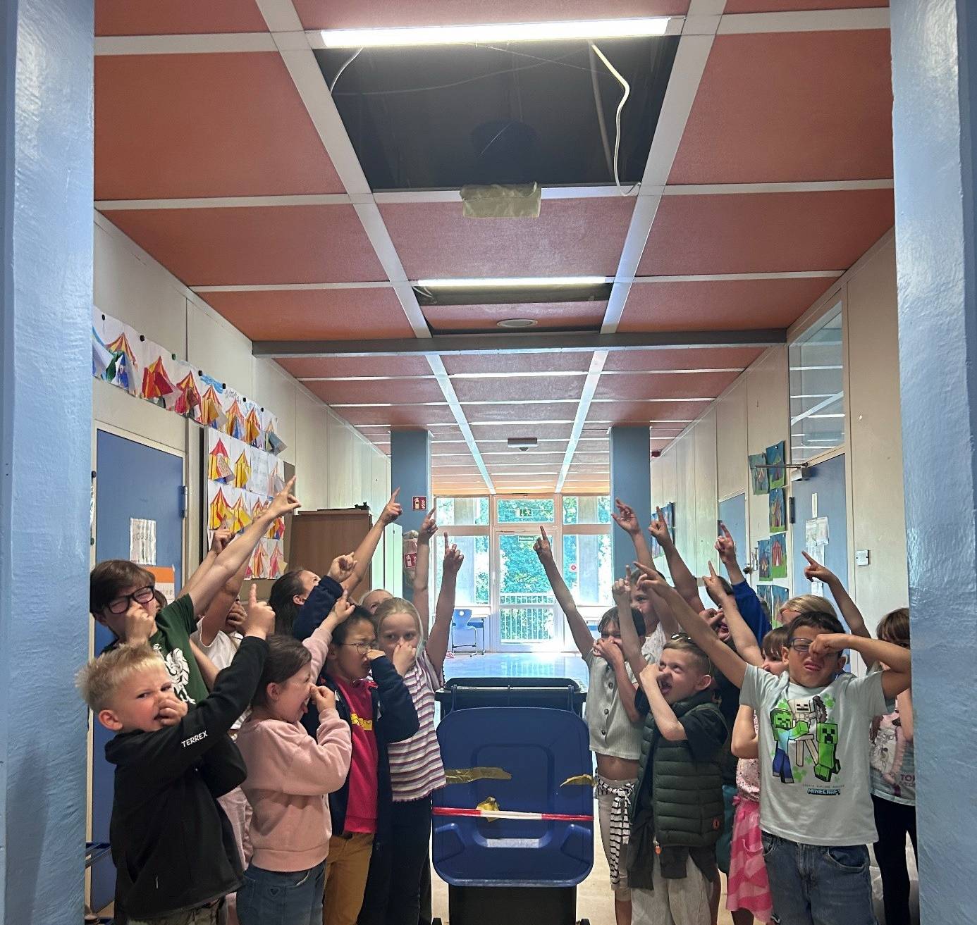 Die Schülerinnen und Schüler unter der maroden Decke.