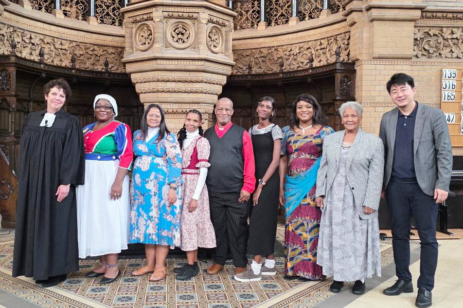 Gruppenbild vor der Friedhofskirche, wo der Willkommensgottesdienst für die Delegierten aus Namibia stattfand. 