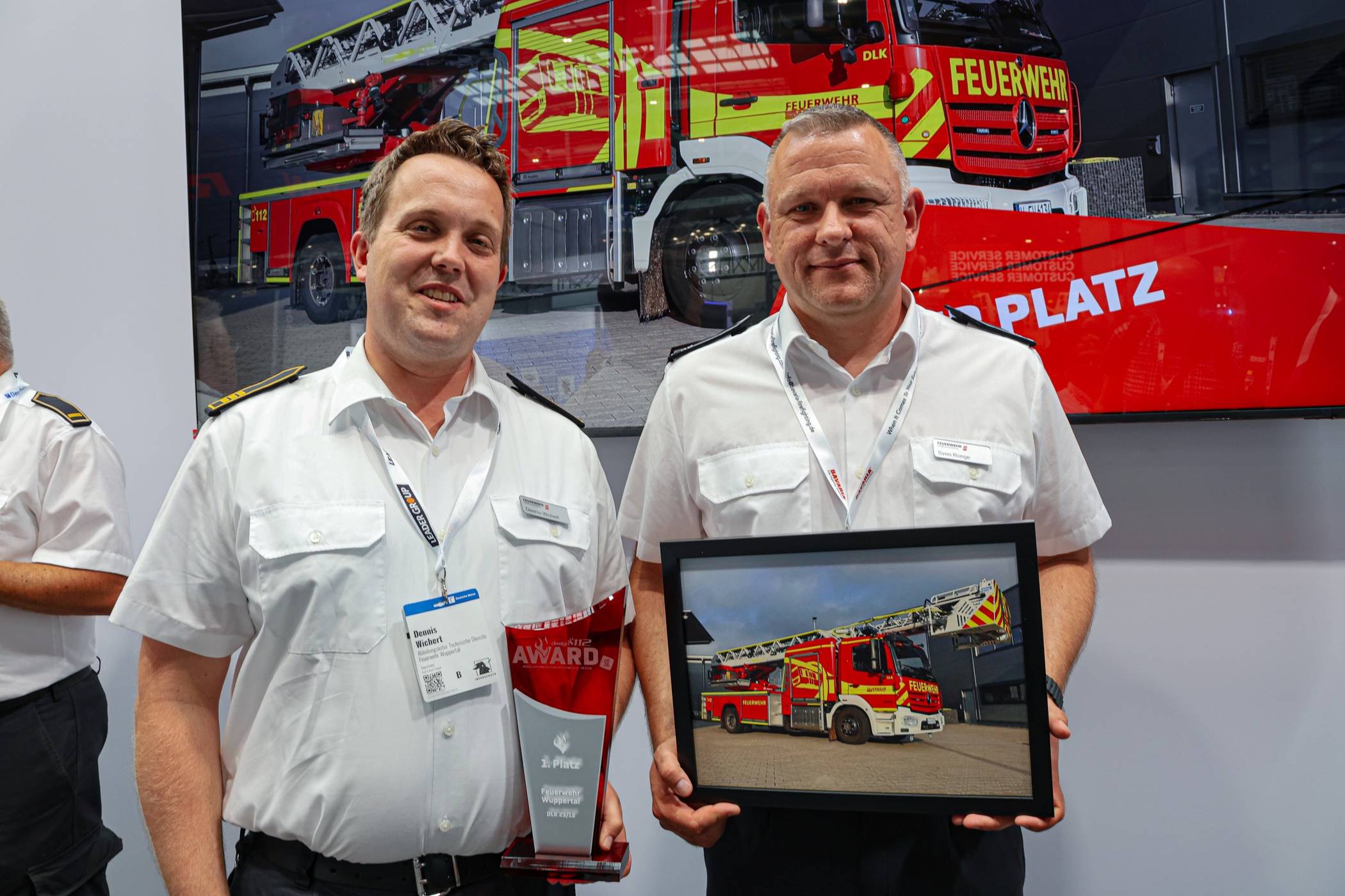  Dennis Wichert (li.) und Sven Ronge von der Wuppertaler Feuerwehr. 