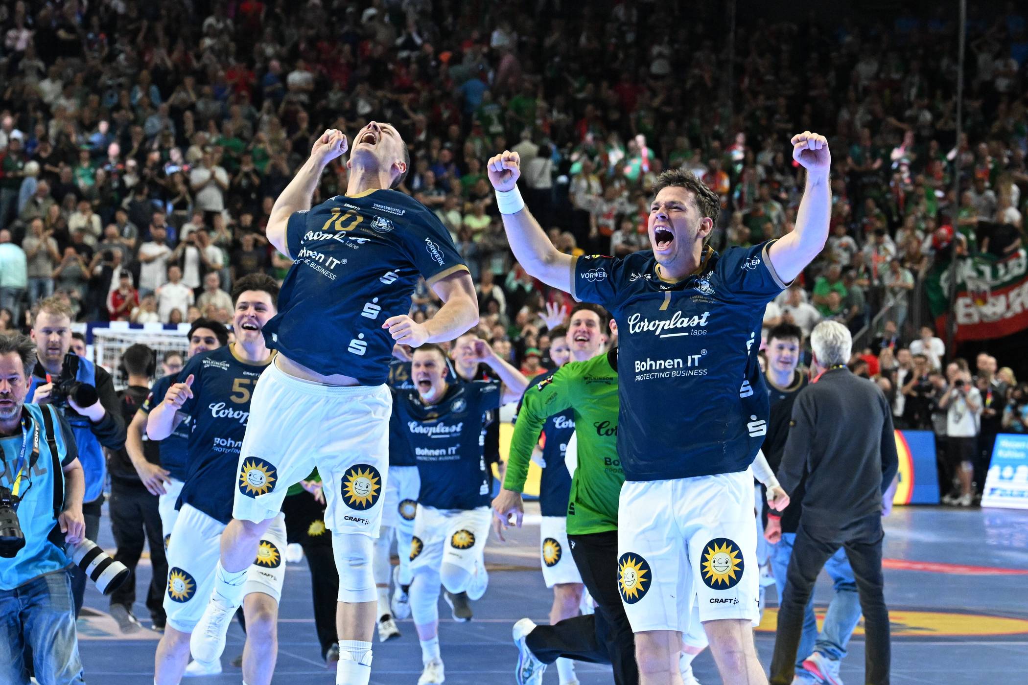  Der Jubel beim BHC nach dem Sieg im Pokal-Halbfinale gegen Magdeburg. 