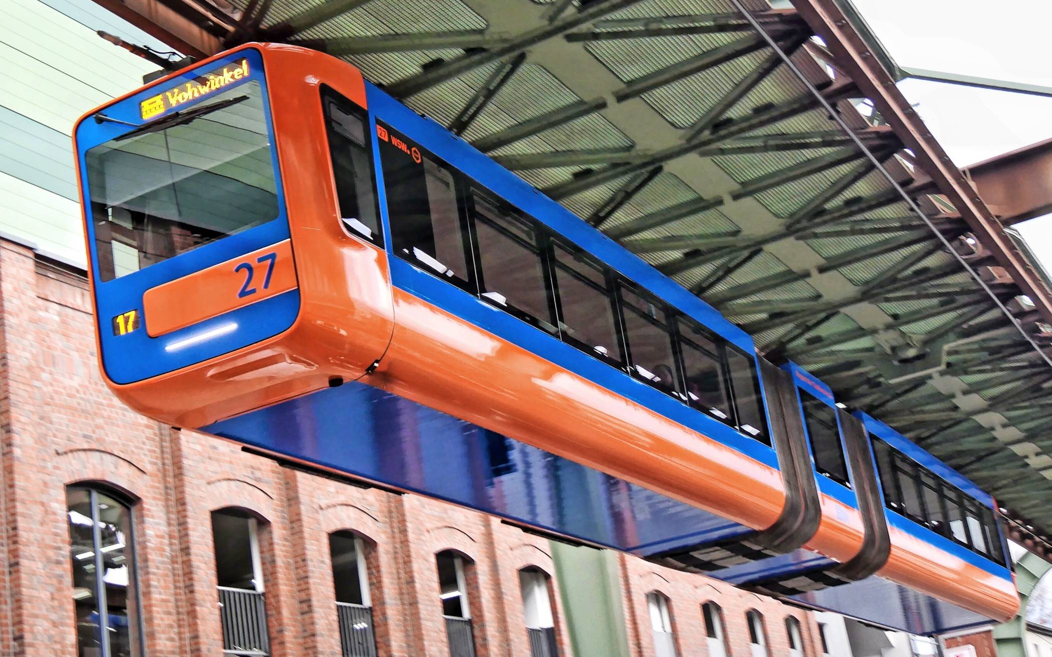Immer ein Hingucker: die orange-blaue Nostalgie-Schwebebahn.⇥Foto: