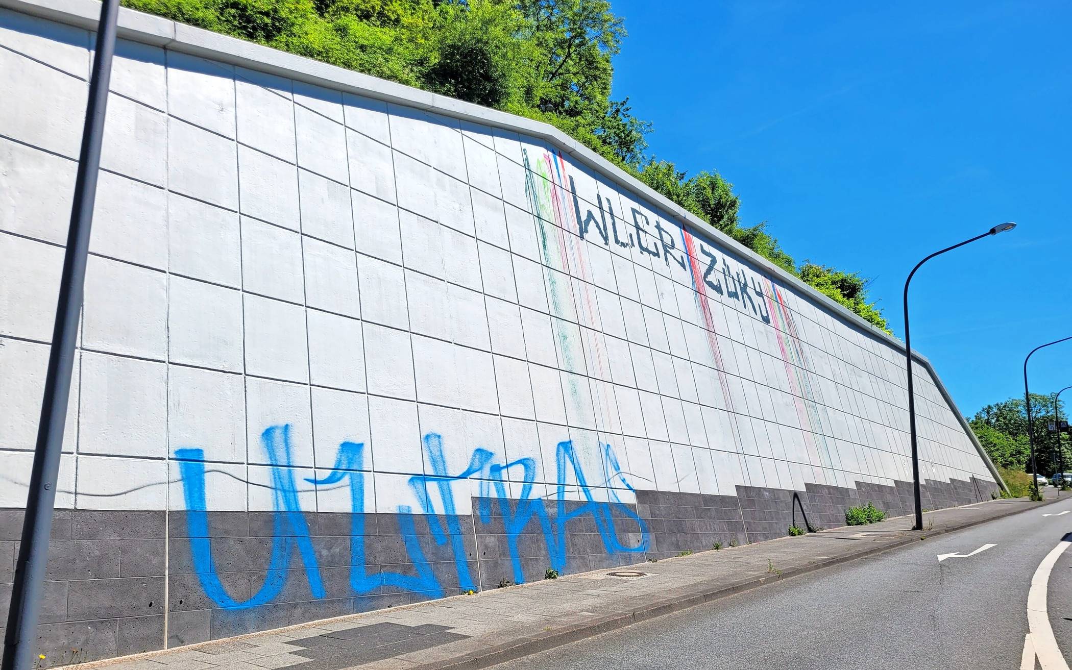  An der großen Wand am Briller Kreuz unterhalb des Bethesda-Krankenhauses haben sich jetzt auch die "Ultras" des WSV "verewigt".  