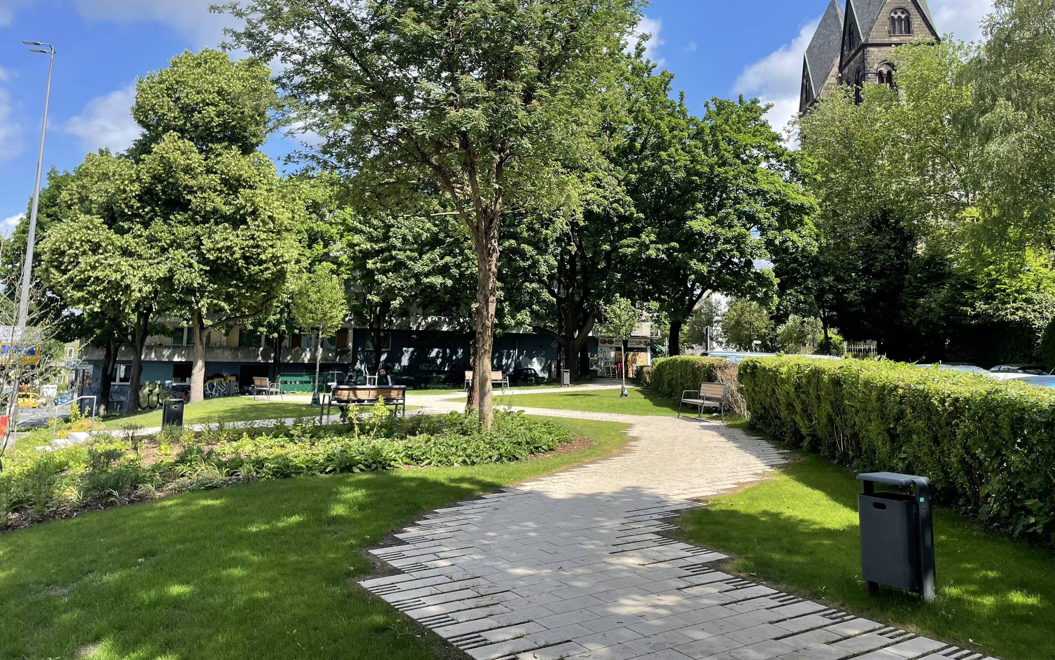 Versickerungsfähige Pflastersteine, neue Holzbänke, zwei Sportgeräte sowie neuer Rasen, Blumen und Sträucher: So sieht Wuppertals erster „Pocket Park“ in der Elberfelder Südstadt nach dem Umbau aus.  