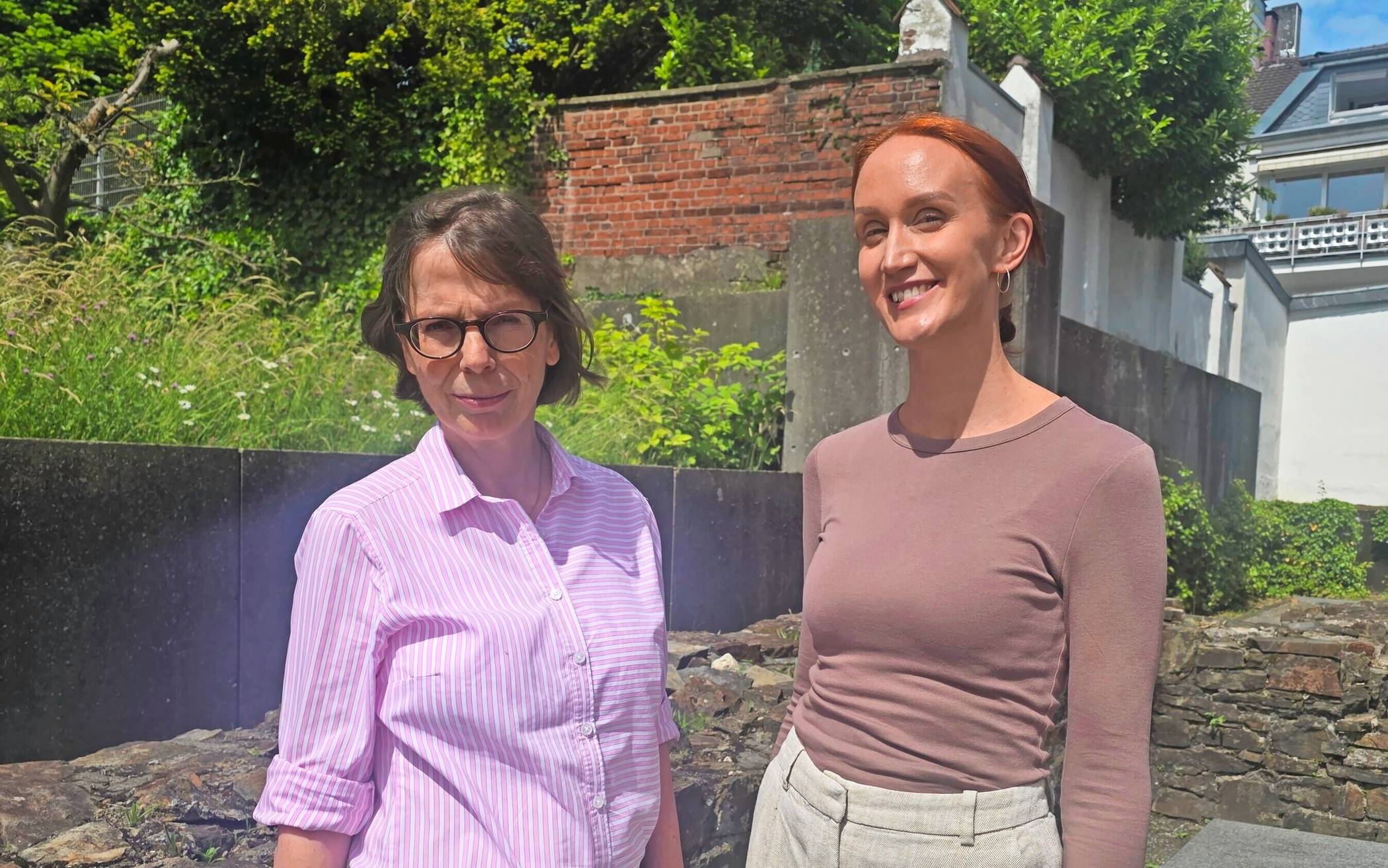 Staffelübergabe in der Begegnungsstätte Alte Synagoge: Judith Brinkmann-Michalczyk (re.) folgt auf Dr. Ulrike Schrader (li.). 
