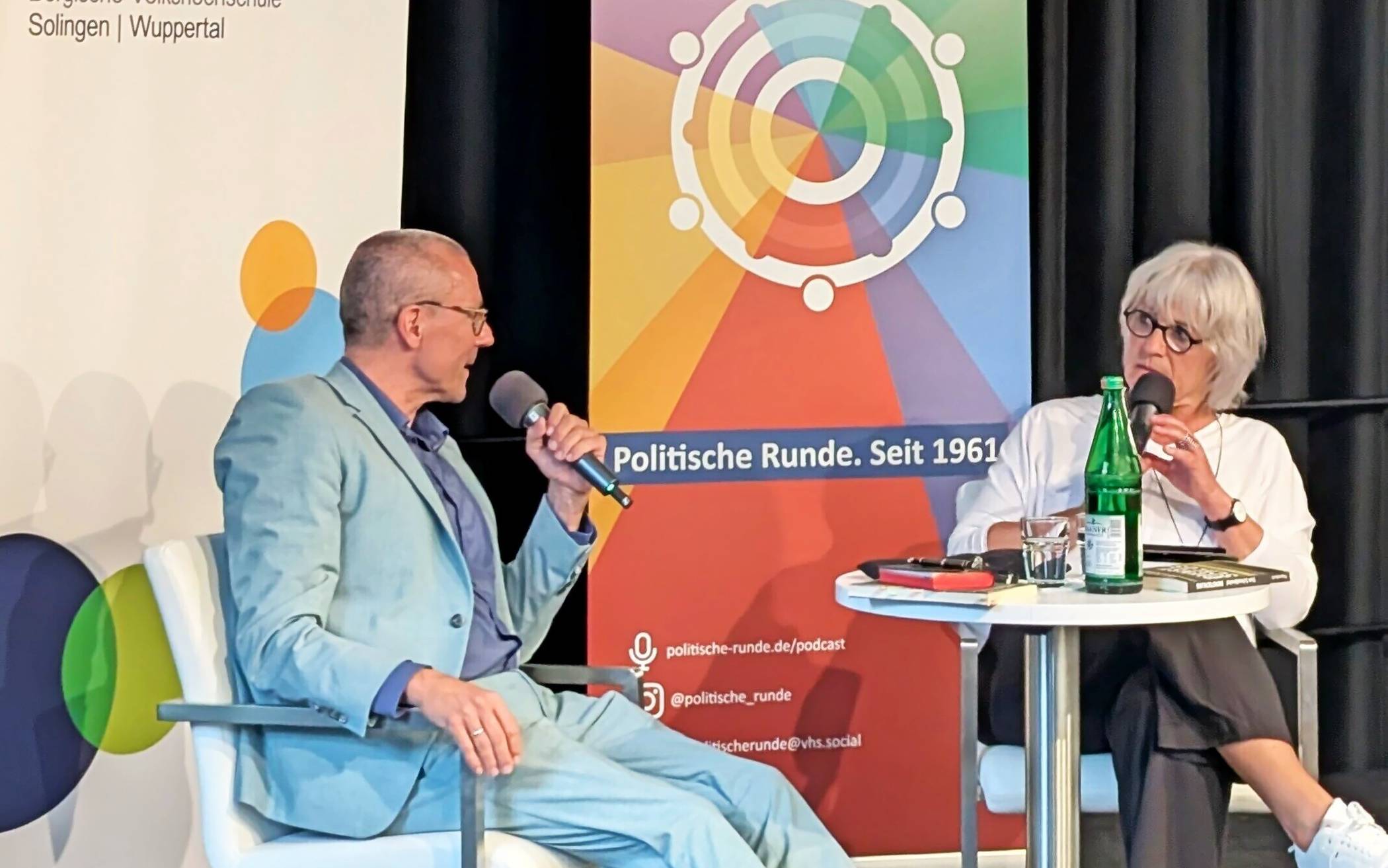 Uwe Schneidewind und Moderatorin Annette Hager. 