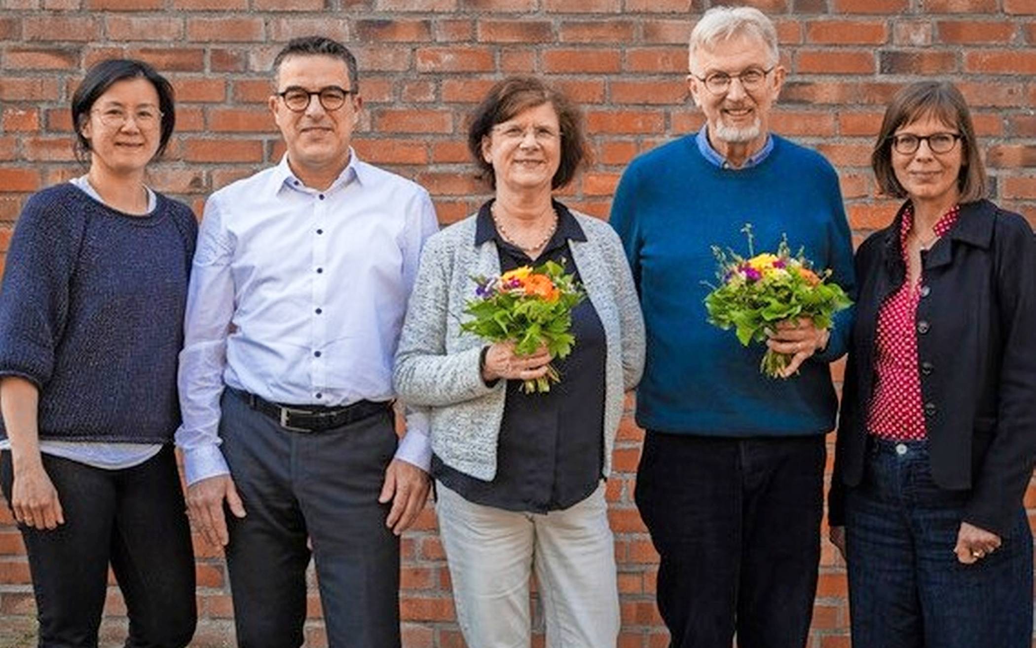  Dirigentin Kaling Hanke (links) ist seit Mitte 2025 die neue musikalische Leiterin des Konzertchors Wuppertal. Manuel Olmedo Gil (Zweiter von links) und Ulrike Schrader (rechts) lösen jetzt Hendrik Walder und Christine Wassermann (Bildmitte) als Vorsitzende des Chores ab.   