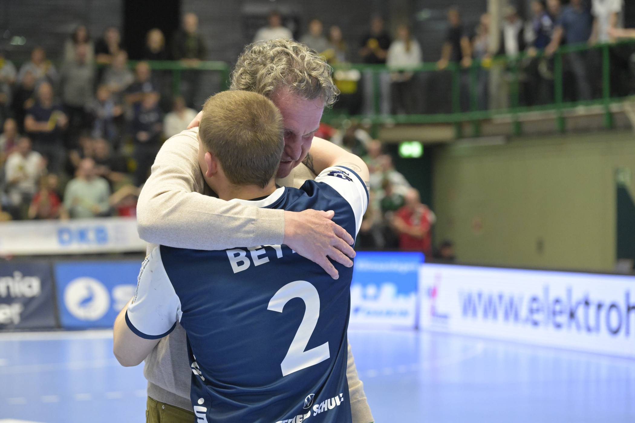 BHC-Geschäftsführer Jörg Föste und Noah Beyer, der zum HSV Hamburg wechselt.