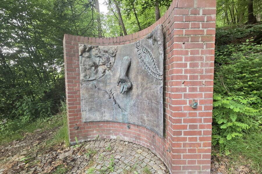 An den Seiten waren Bronzetafeln angebracht.