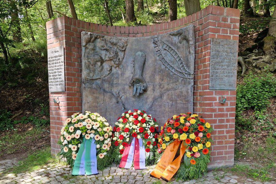 Regelmäßig werden am Mahnmal Kemna (hier mit Gedenktafeln) Kränze niedergelegt, um an die ehemaligen Häftlinge des KZs zu erinnern.