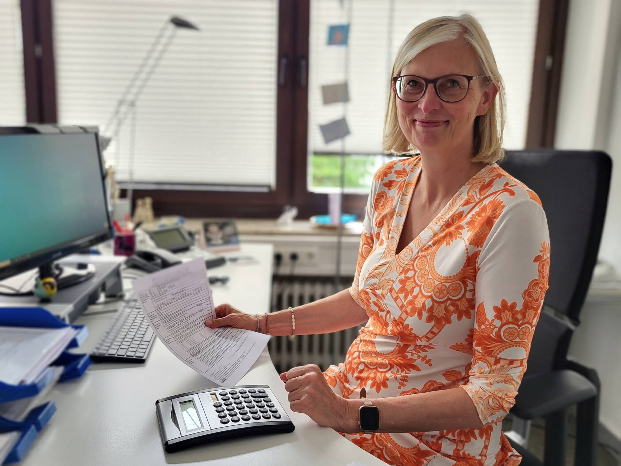  Anke Lichte (Leiterin der Schuldner- und Insolvenzberatung der Diakonie Wuppertal) mit der Bescheinigung, die für die Einrichtung eines Pfändungsschutzkontos bei den Banken eingereicht werden muss. 