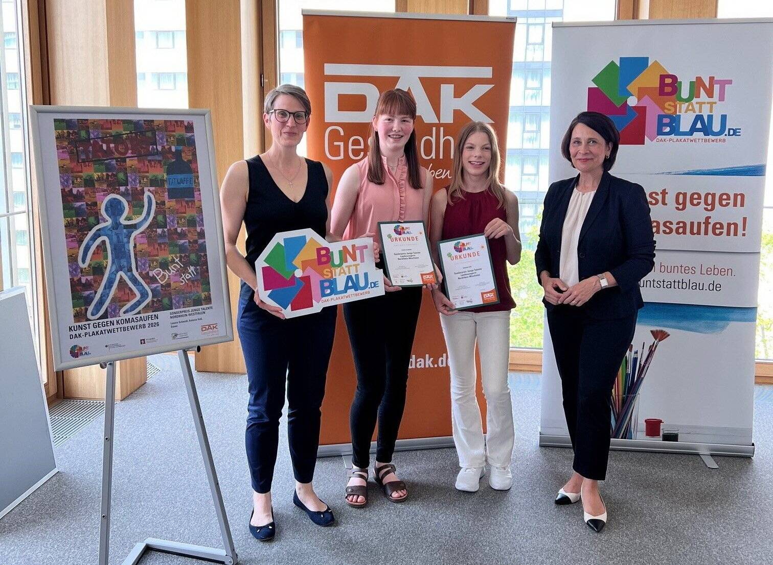  Von li.: Berit Schoppen (Leiterin DAK-Landesvertretung NRW), Leonie Schmidt, Antonia Voß und Dr. Tanja Reinlein (Schulministerium NRW). 