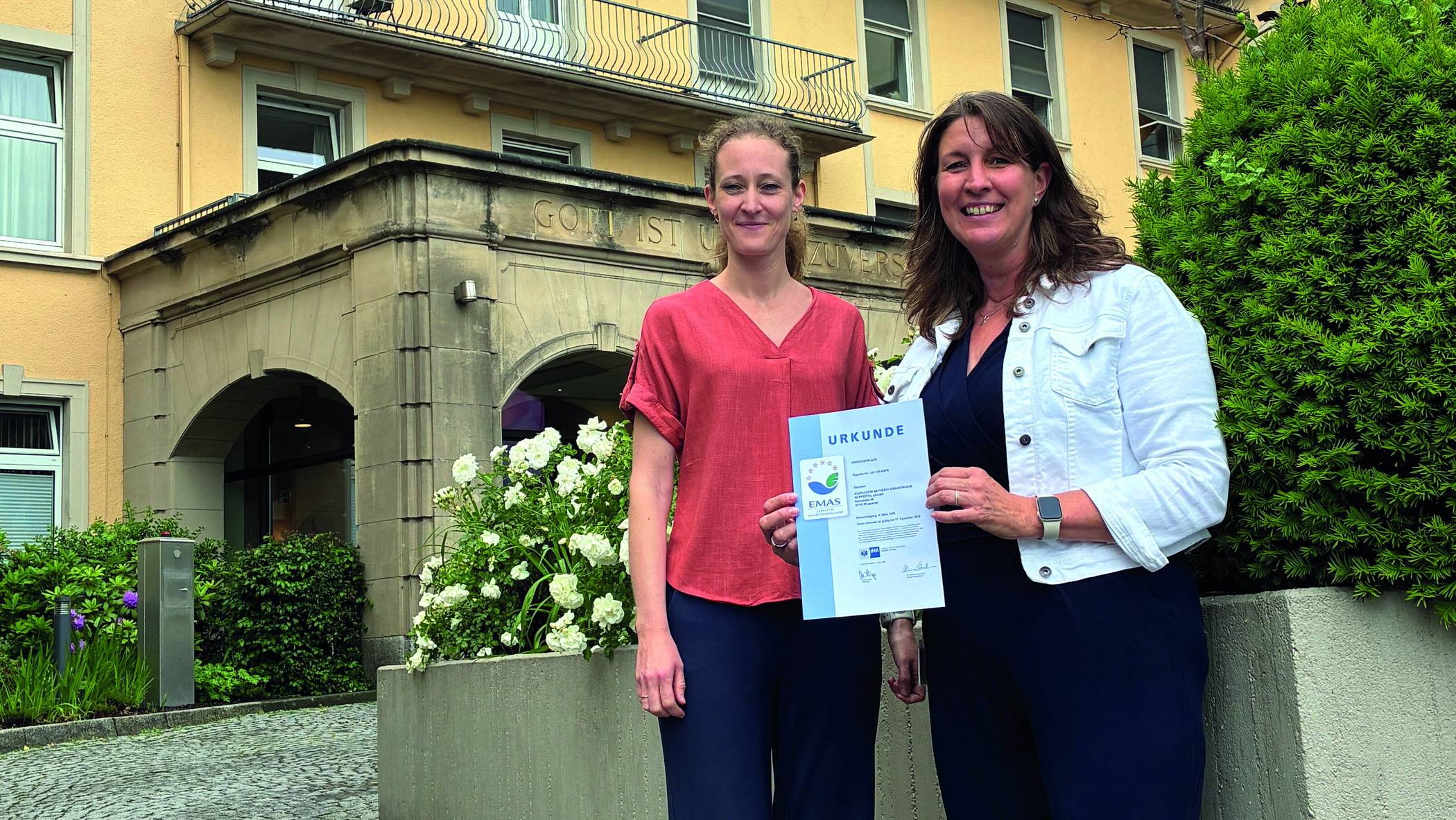  Geschäftsführerin Dr. Cornelia Sack (li.) und Susanne Hinzen (Leitung Prozess-, Qualitäts- und Risikomanagement). 