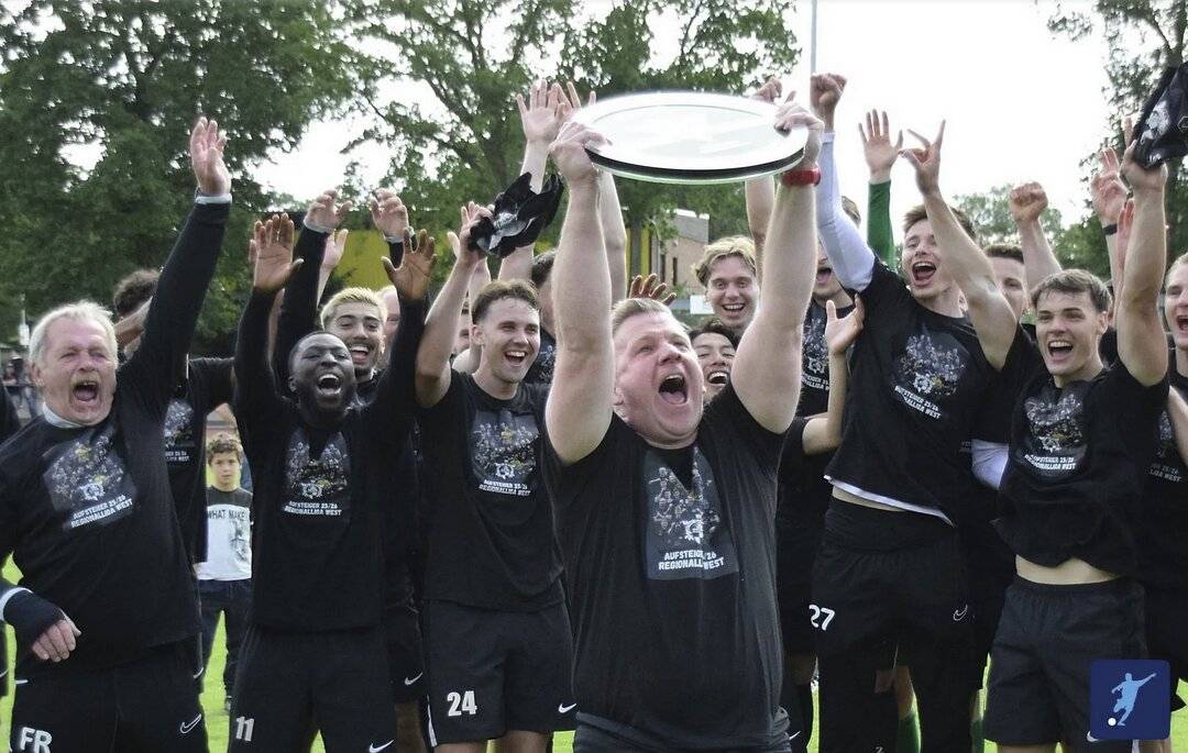  Tim Schneider mit der Schale des Oberliga-Meisters. 